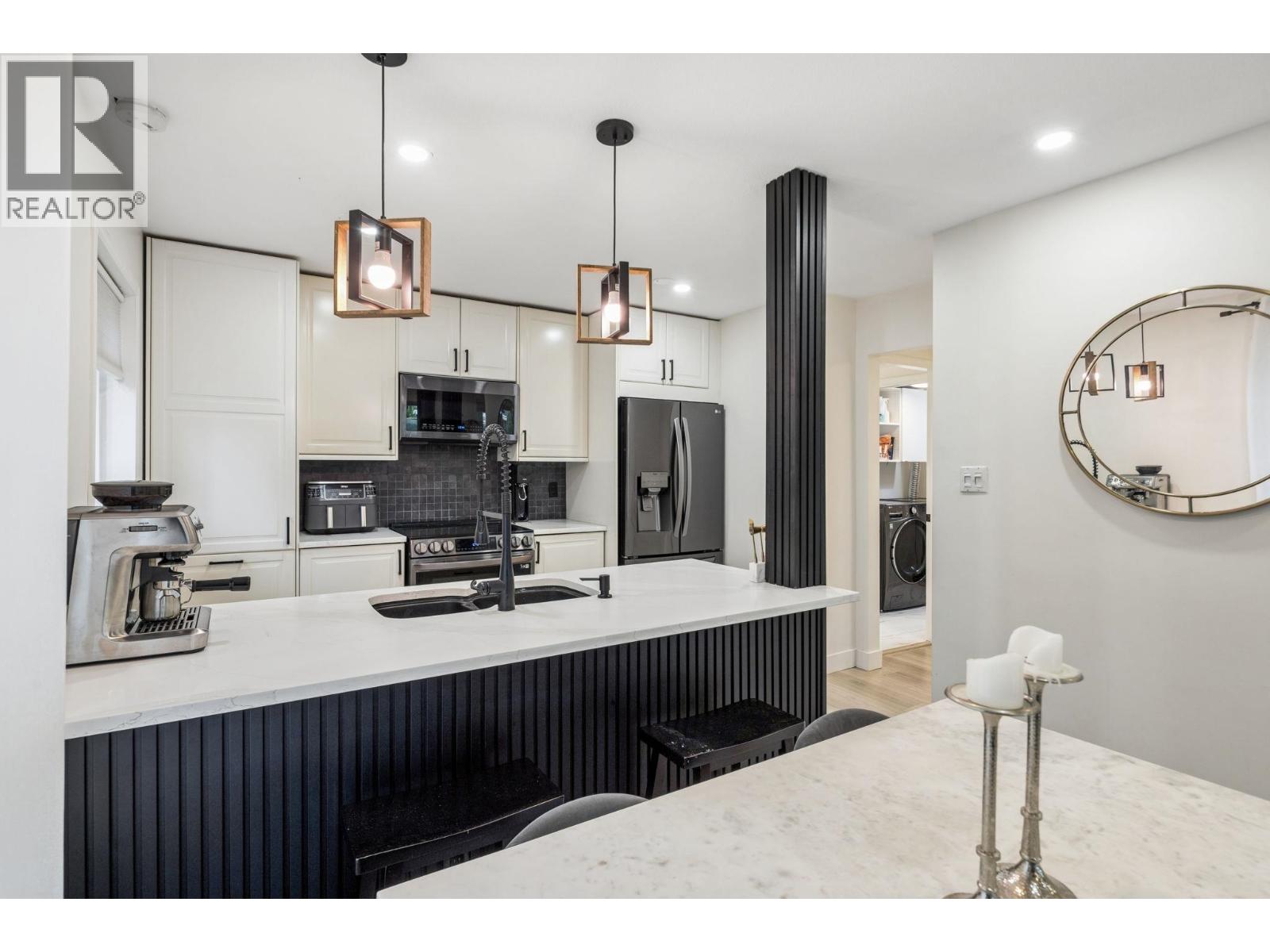 7 848 W 16TH STREET, North Vancouver