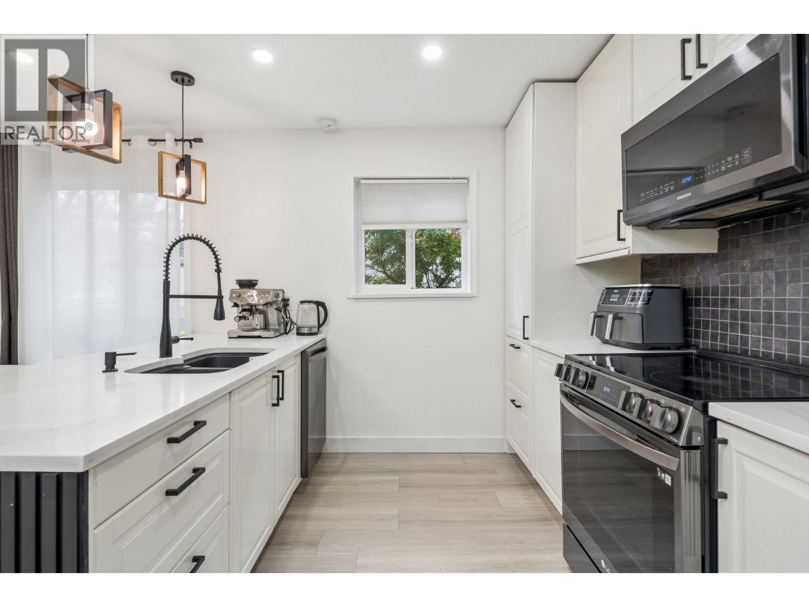 7 848 W 16TH STREET, North Vancouver