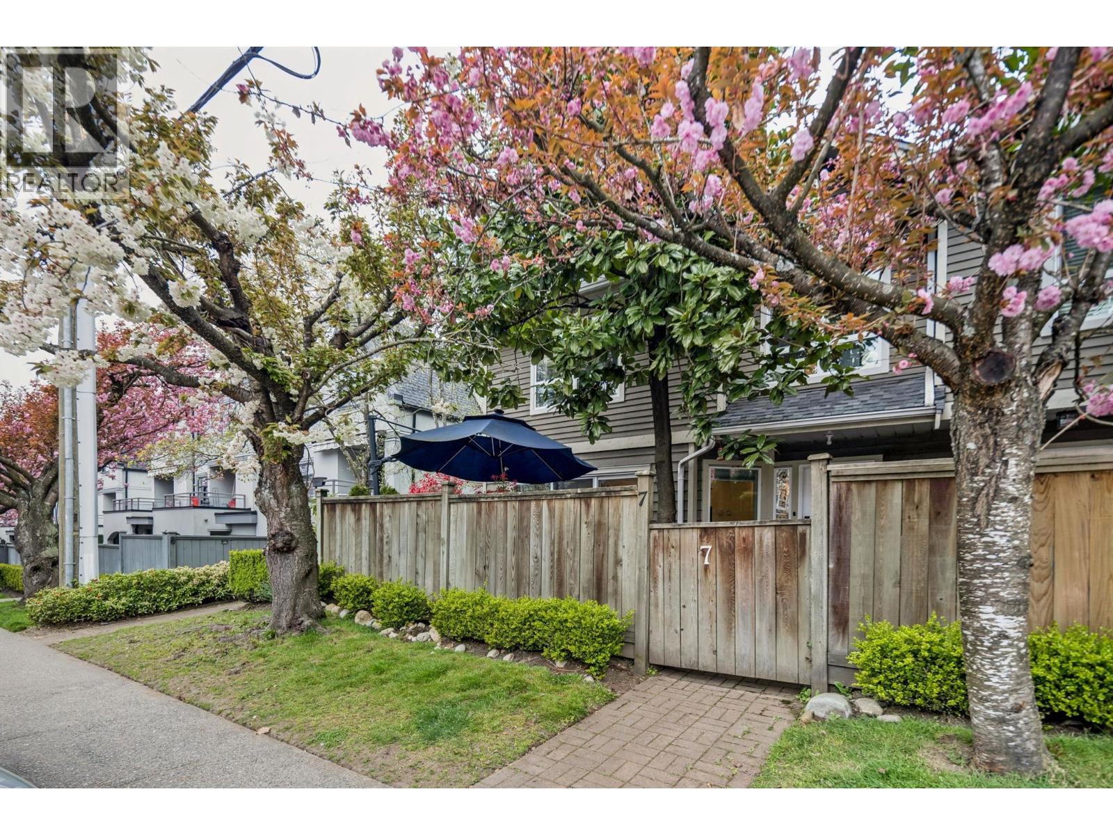 7 848 W 16TH STREET, North Vancouver