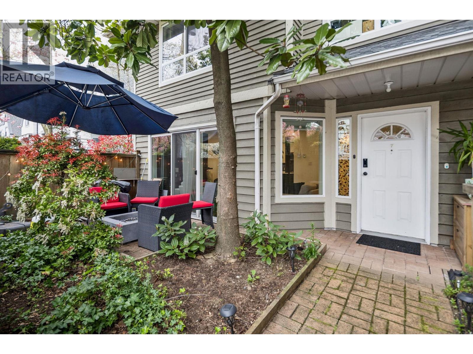 7 848 W 16TH STREET, North Vancouver