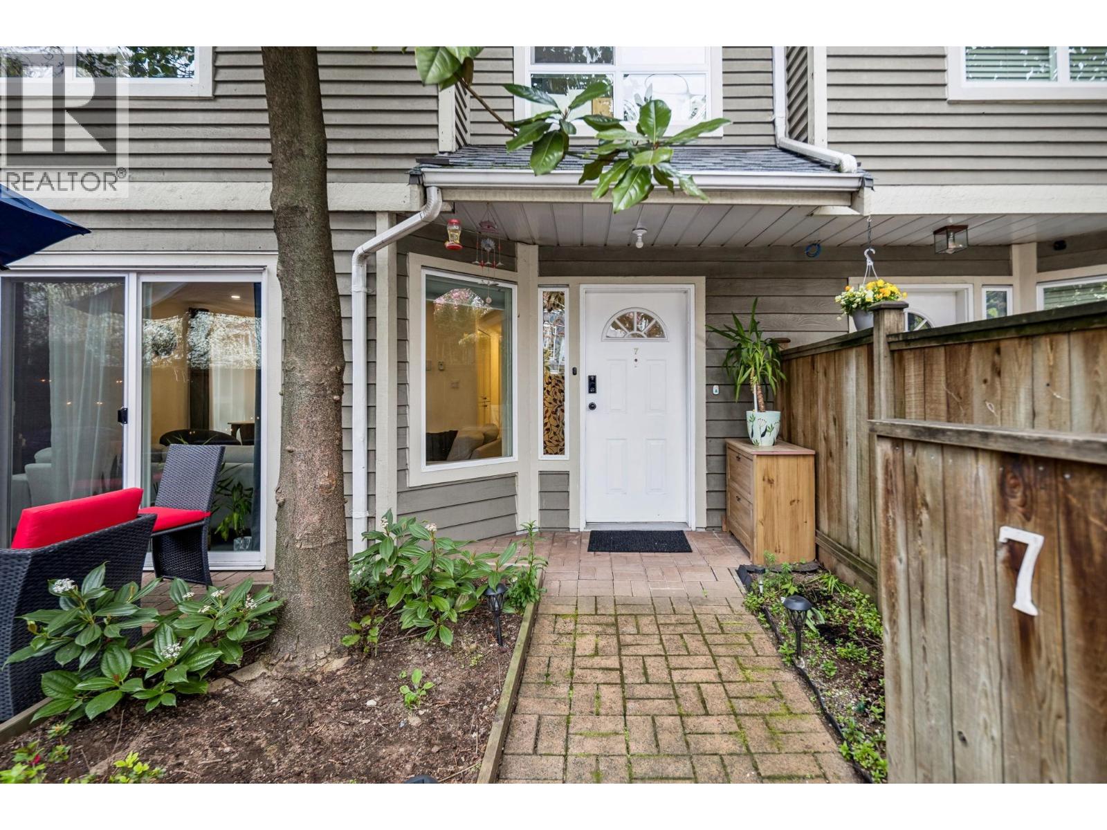 7 848 W 16TH STREET, North Vancouver