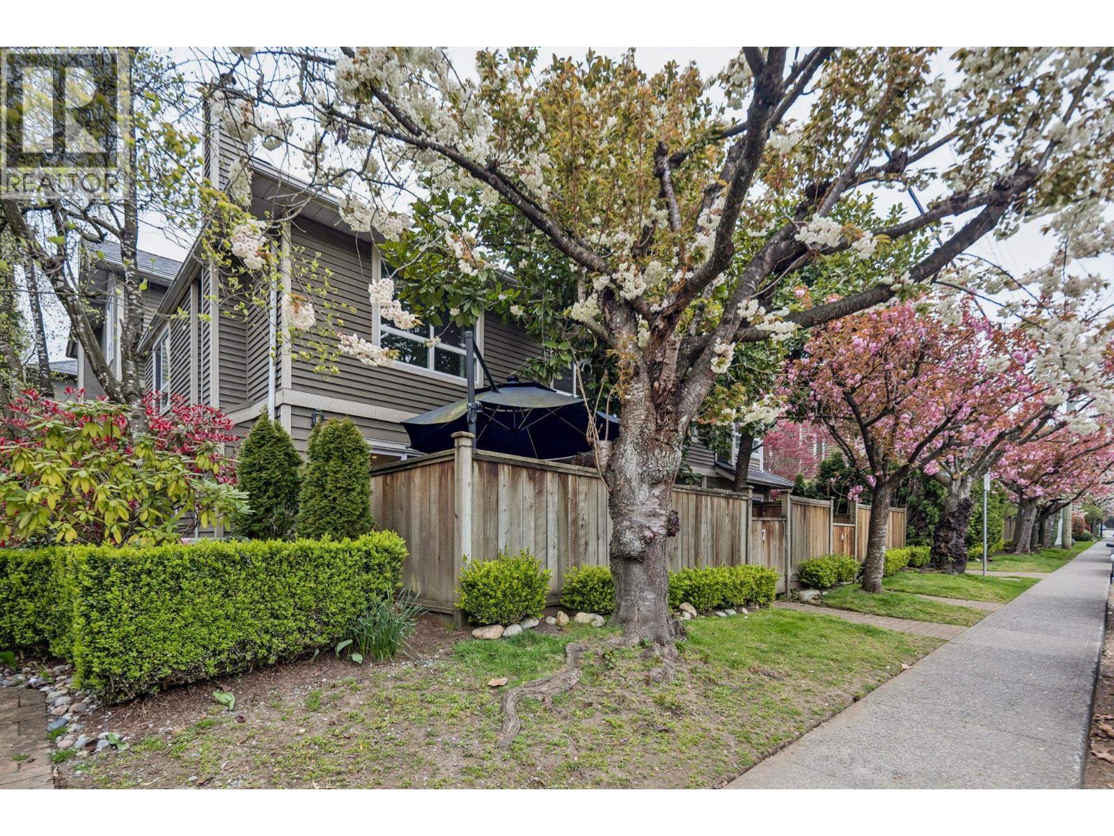 7 848 W 16TH STREET, North Vancouver