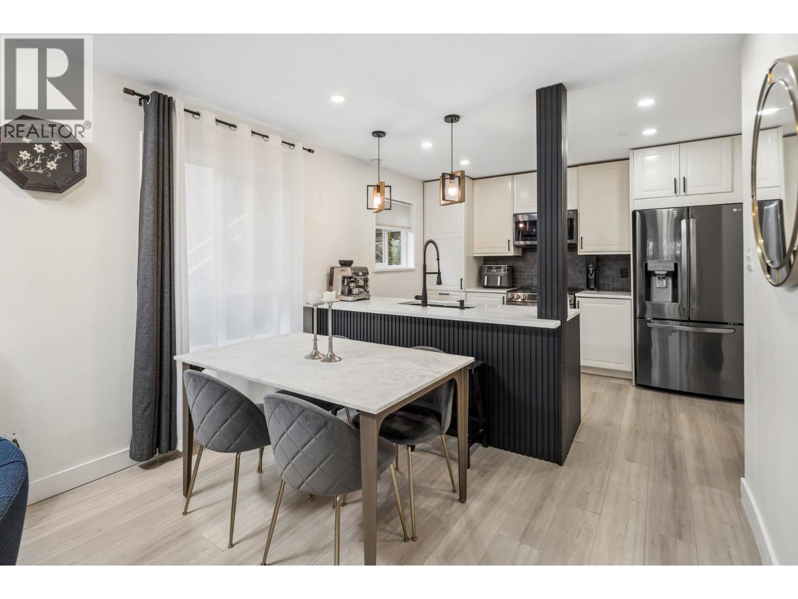 7 848 W 16TH STREET, North Vancouver