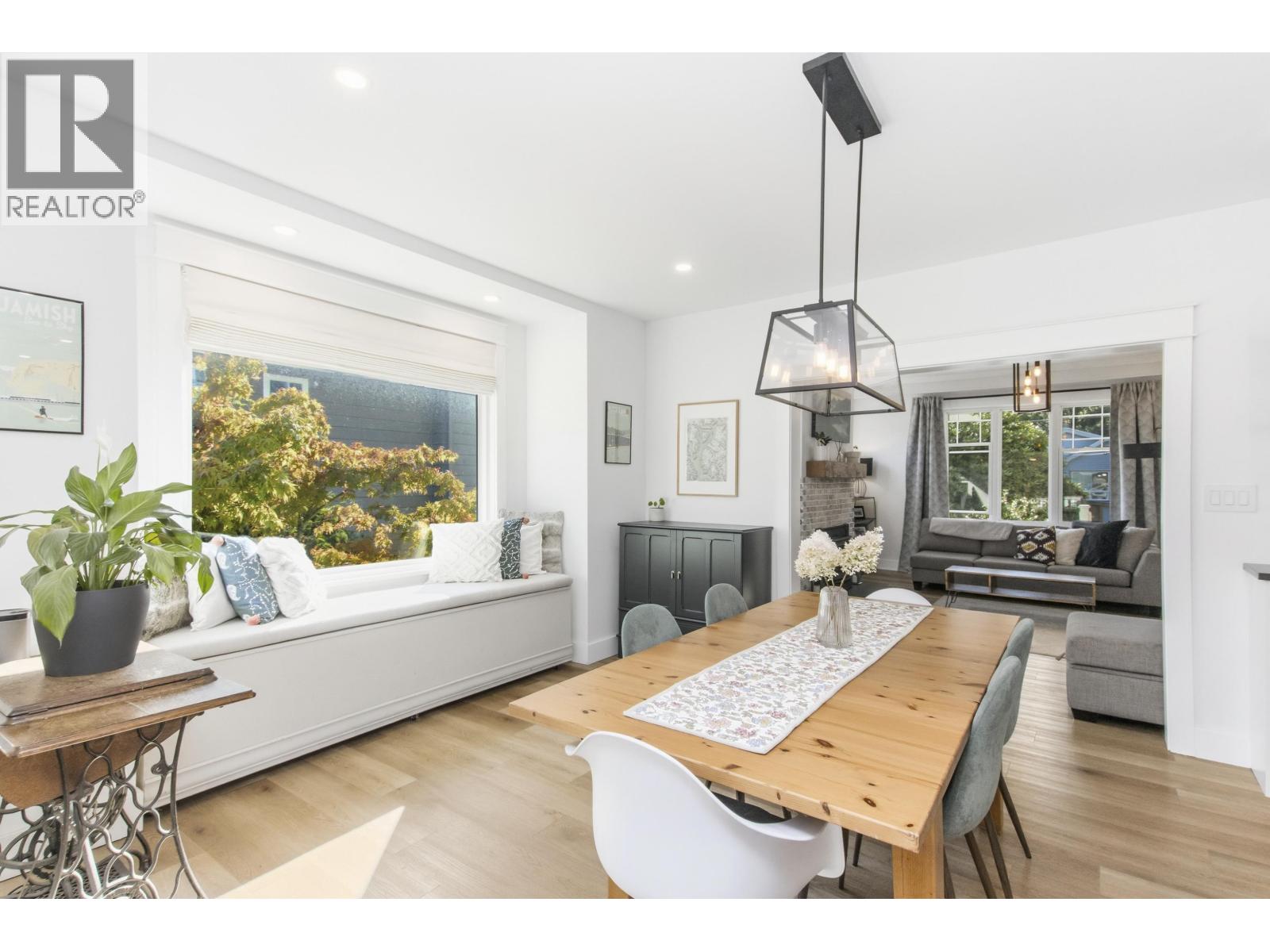 38054 FIFTH AVENUE, Squamish