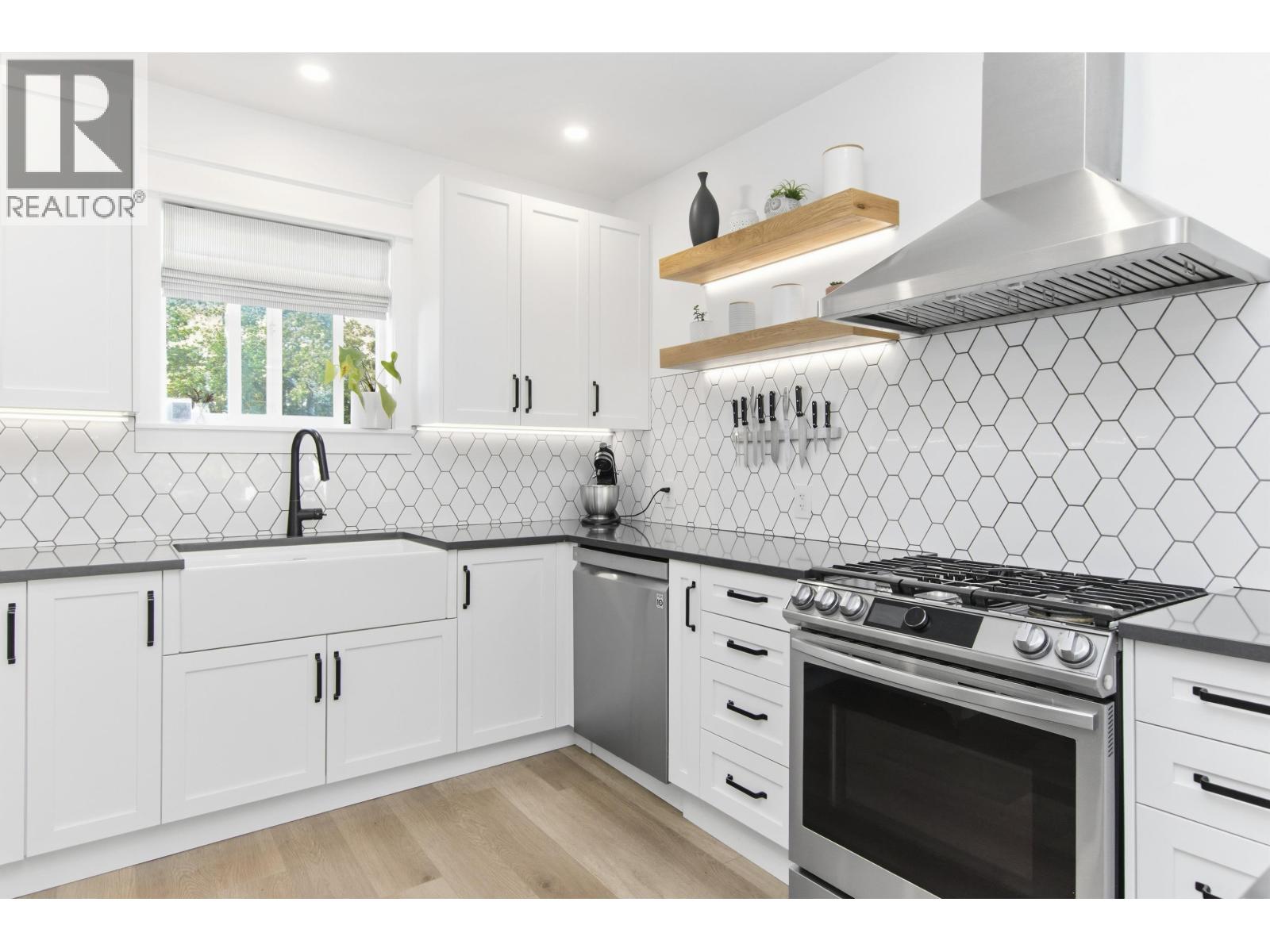 38054 FIFTH AVENUE, Squamish