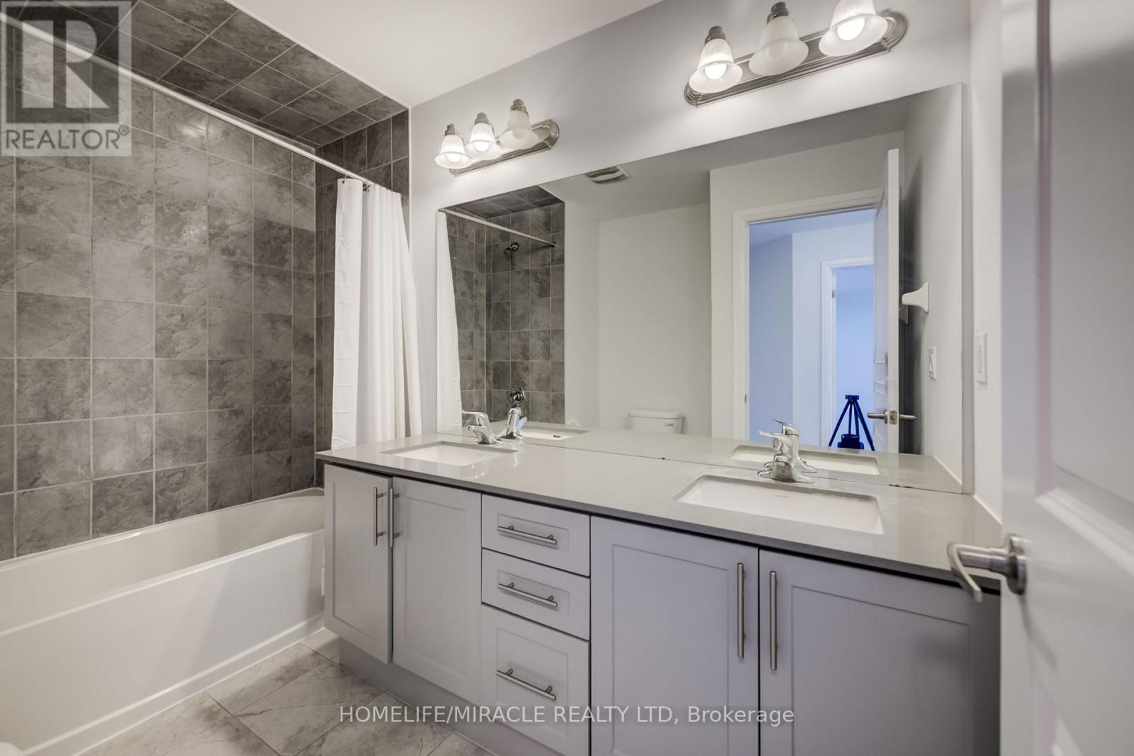 76 MACKAY DRIVE - 33
