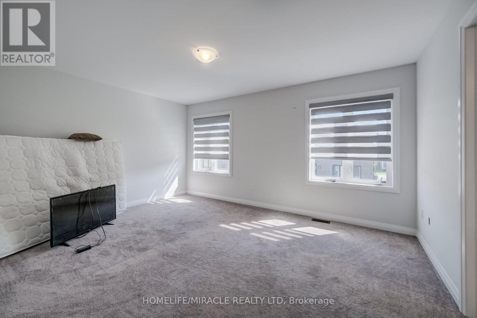 76 MACKAY DRIVE - 35