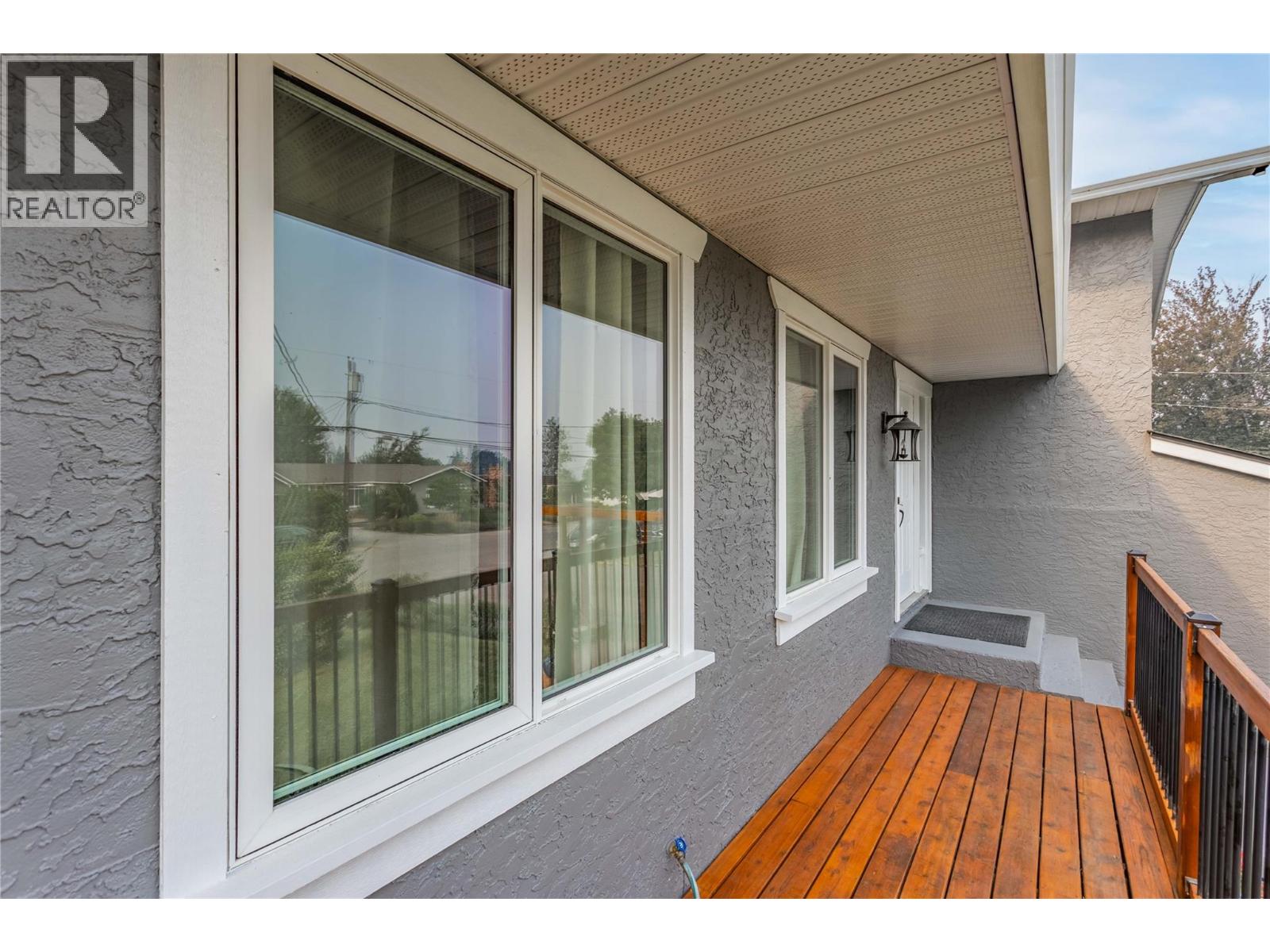 863 Hammer Avenue, Kelowna