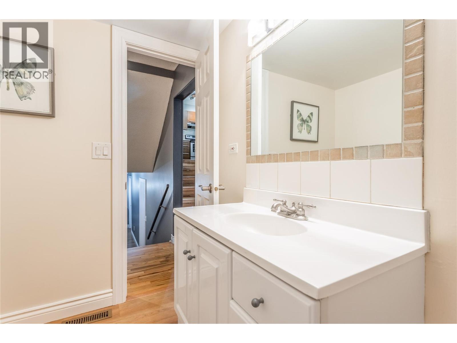 863 Hammer Avenue, Kelowna