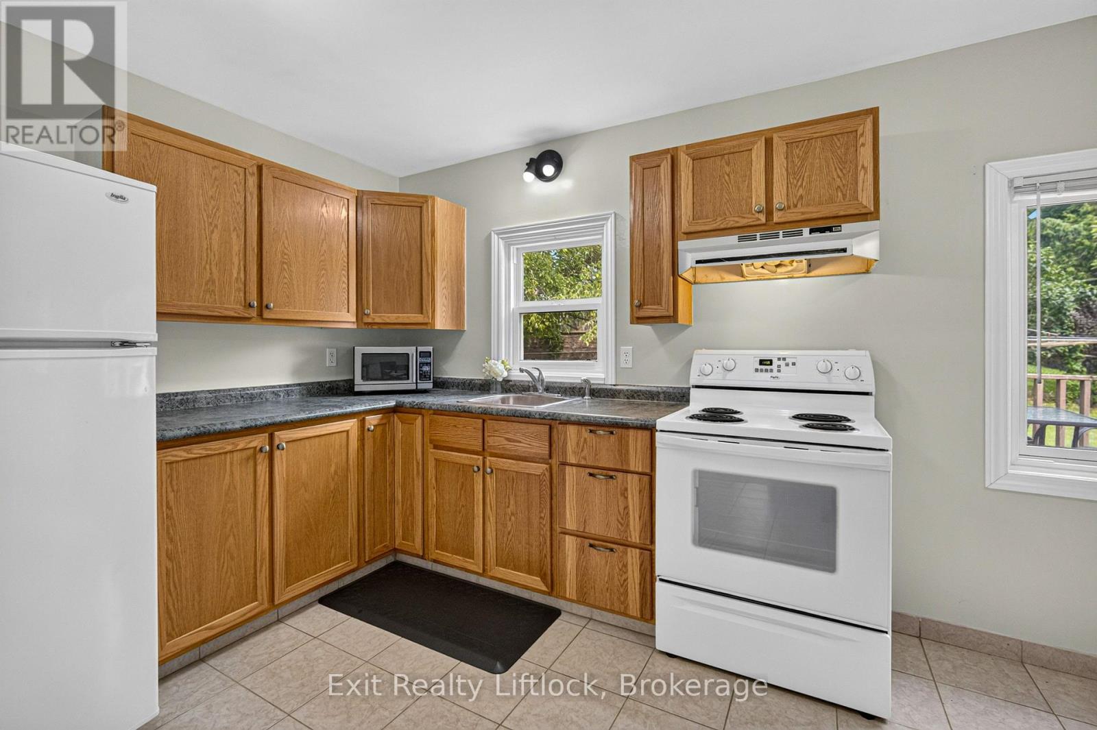 24 KING STREET W - Image 8