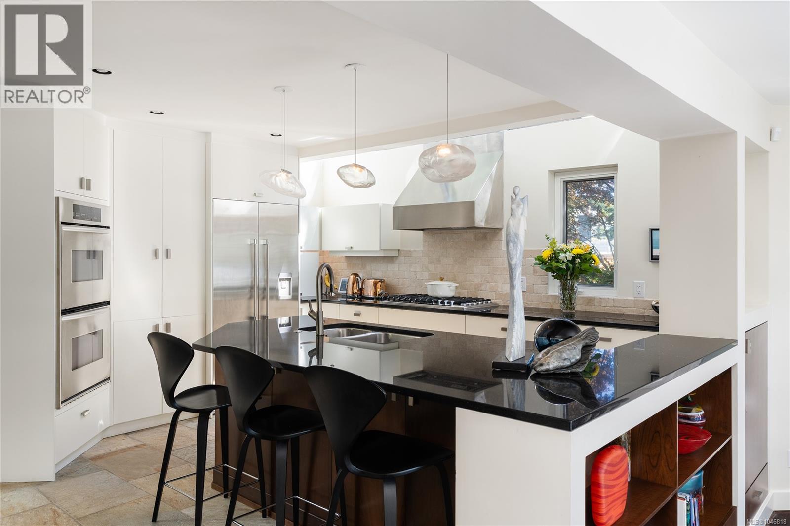 7090 Brentwood Dr, Central Saanich