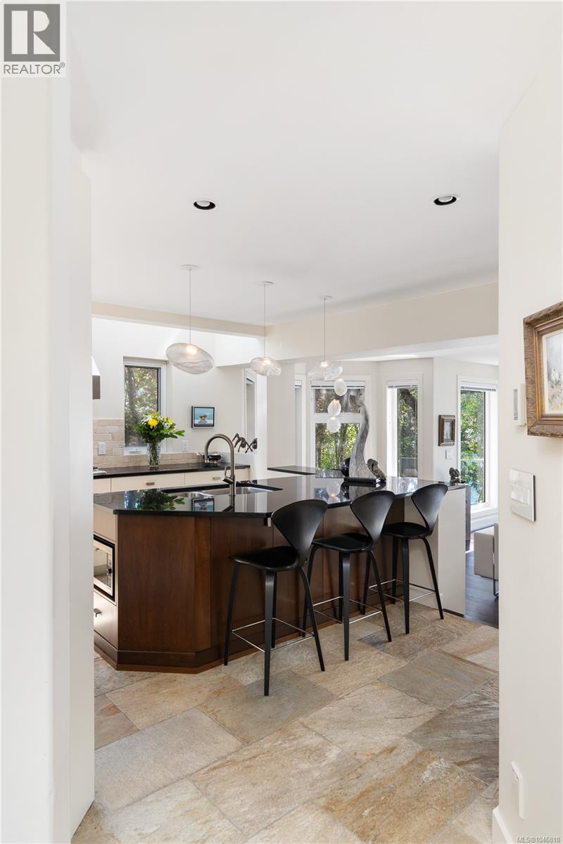 7090 Brentwood Dr, Central Saanich
