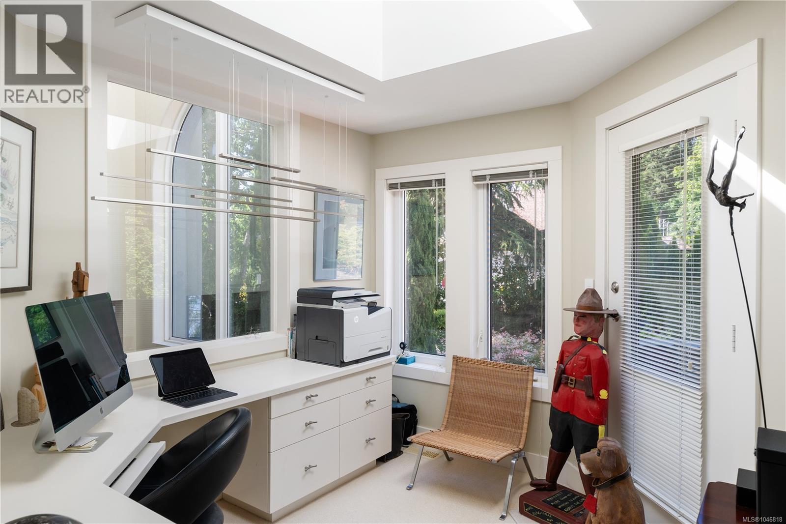 7090 Brentwood Dr, Central Saanich