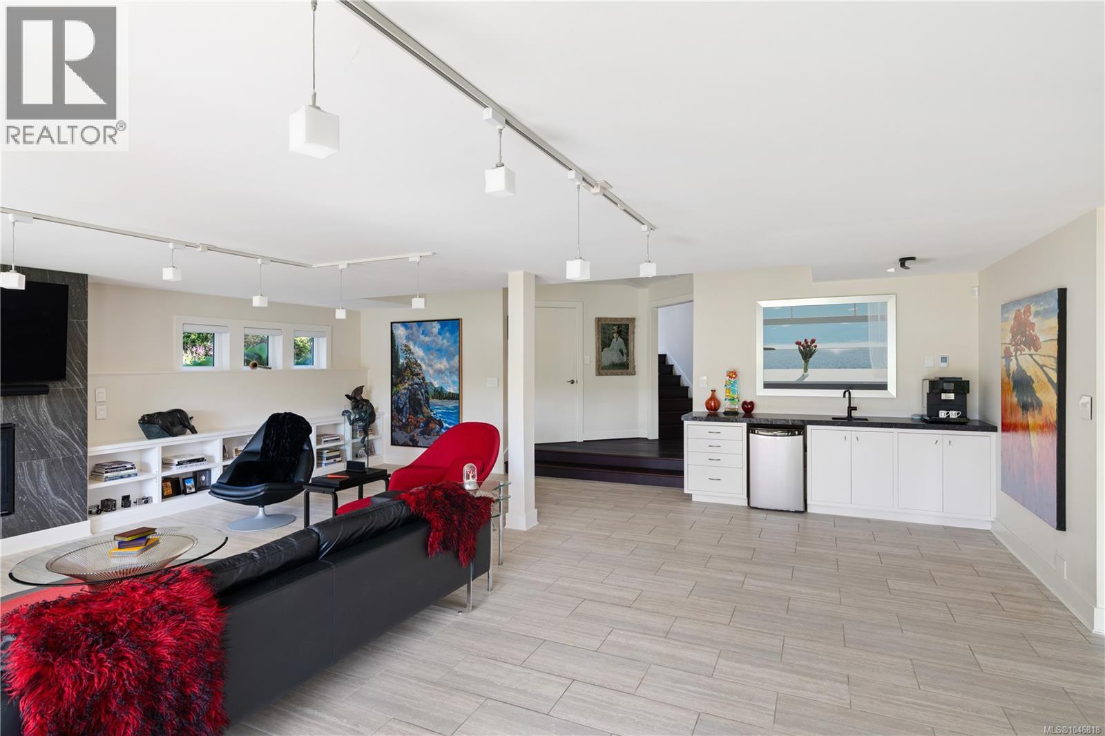 7090 Brentwood Dr, Central Saanich