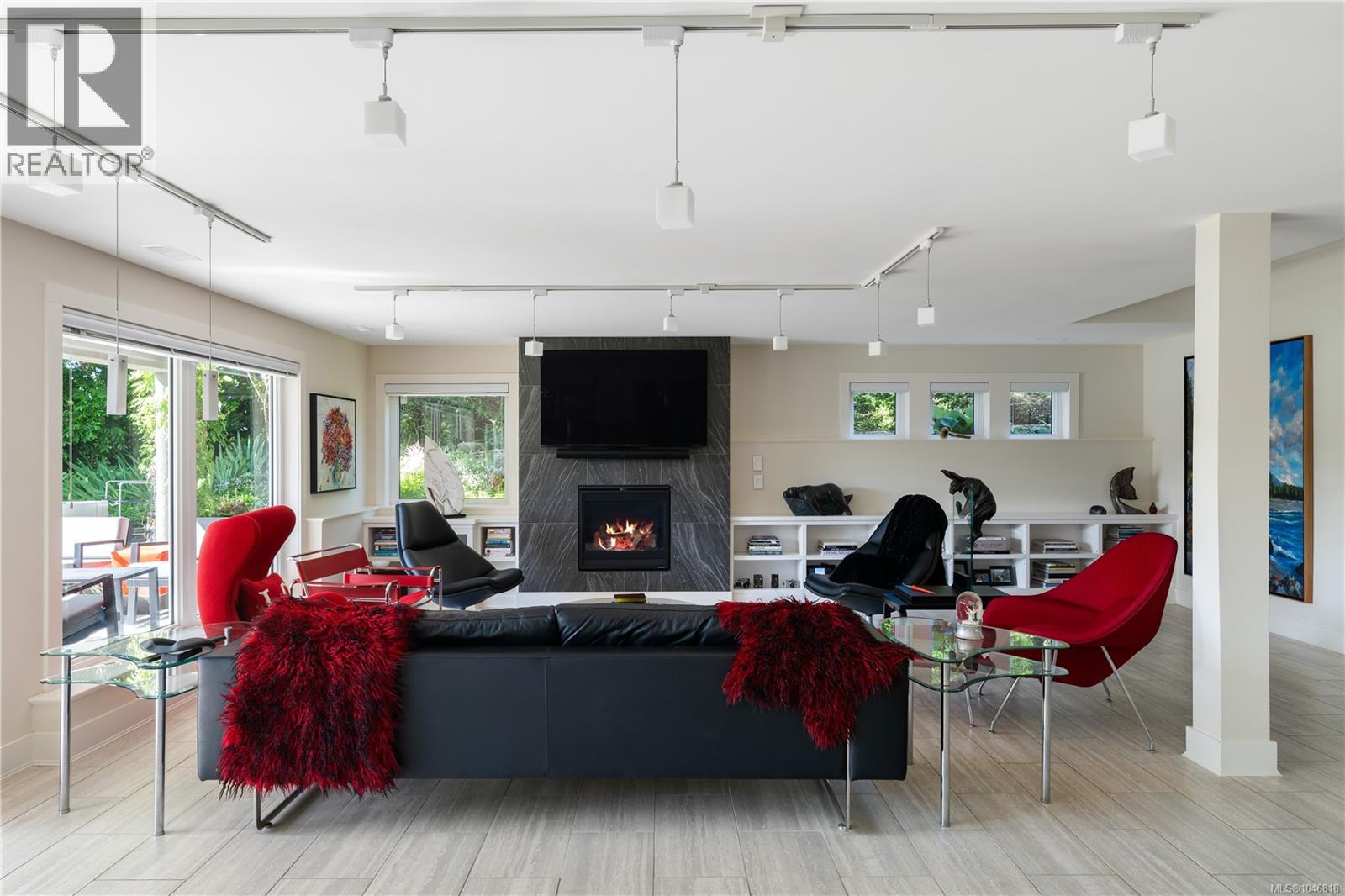 7090 Brentwood Dr, Central Saanich