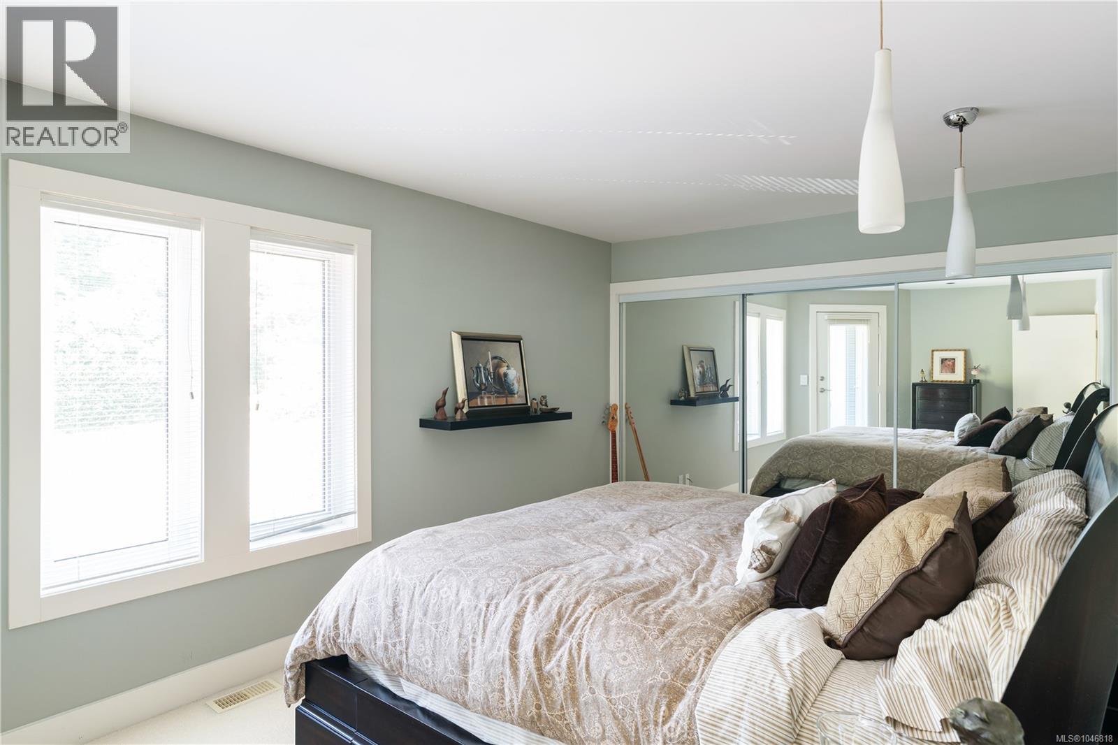 7090 Brentwood Dr, Central Saanich