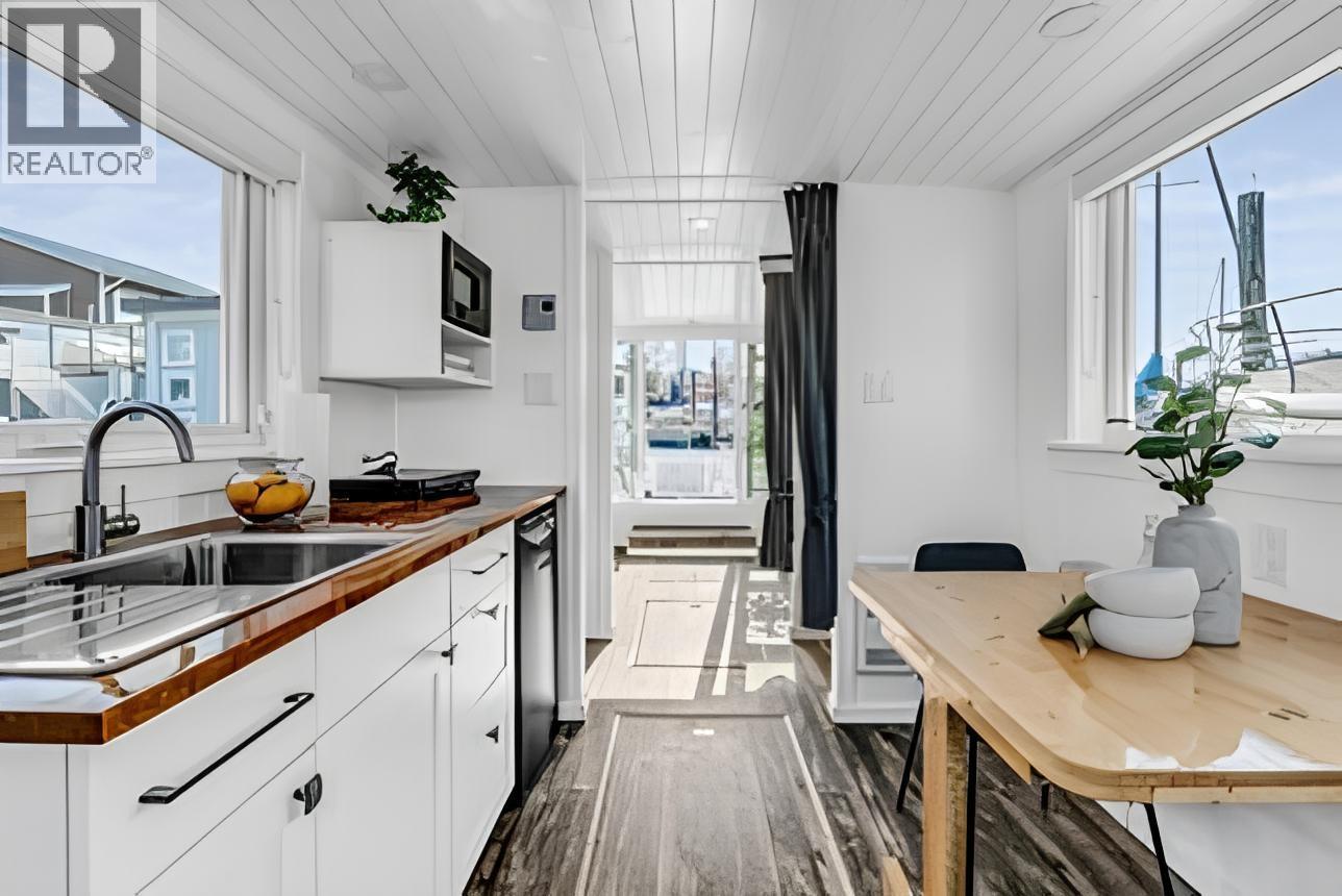 A07 415 W ESPLANADE