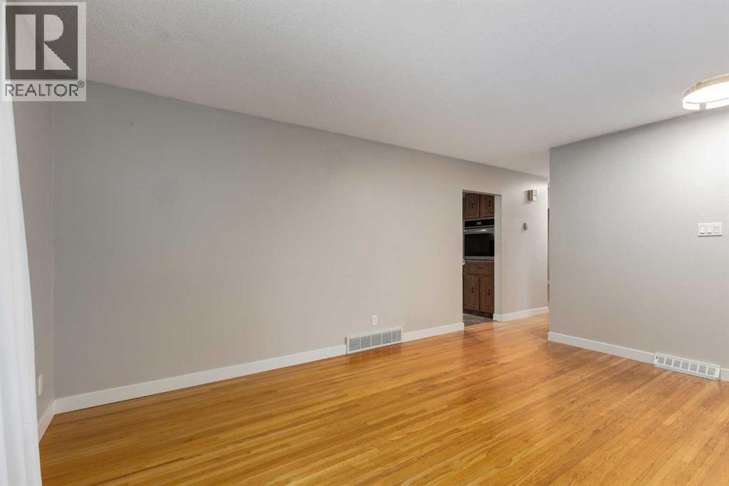 30 Hutton Place SW, Haysboro, Calgary photo 5