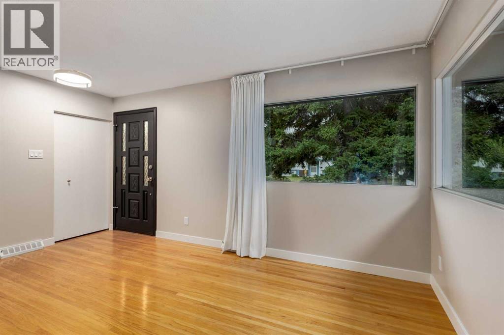30 Hutton Place SW, Haysboro, Calgary photo 2