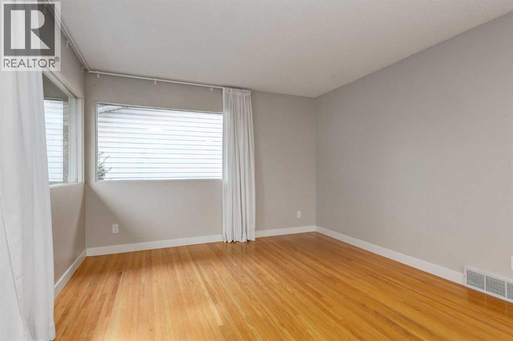 30 Hutton Place SW, Haysboro, Calgary photo 4