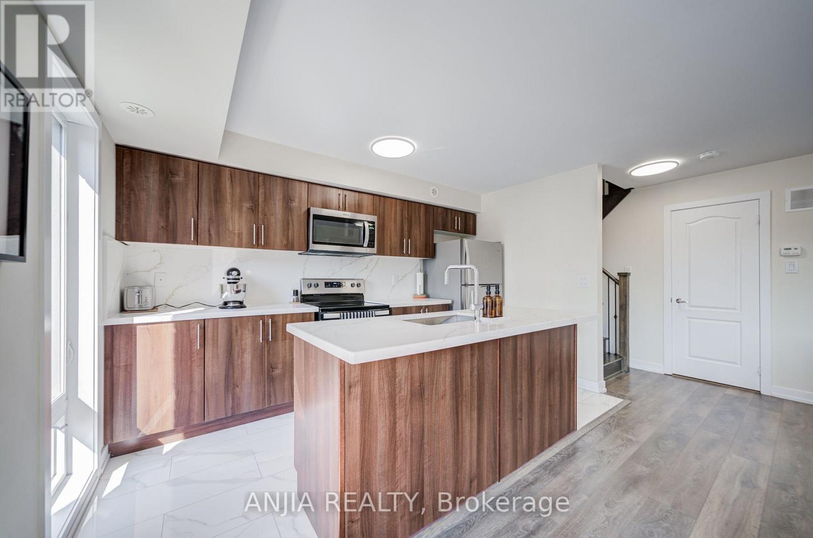 #2210 10 WESTMEATH LANE - 6