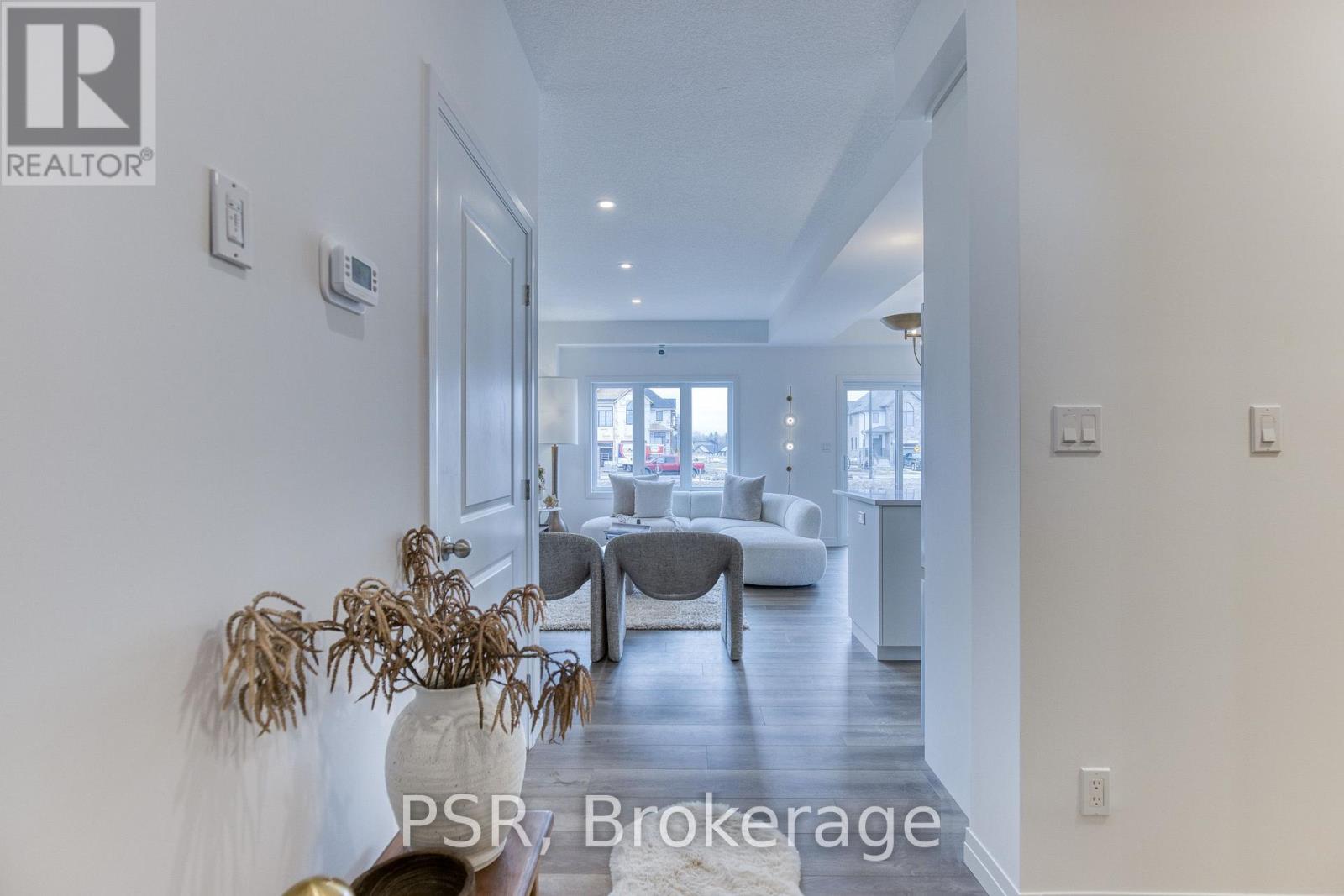 196 RIVERGREEN CRESCENT — photo 2