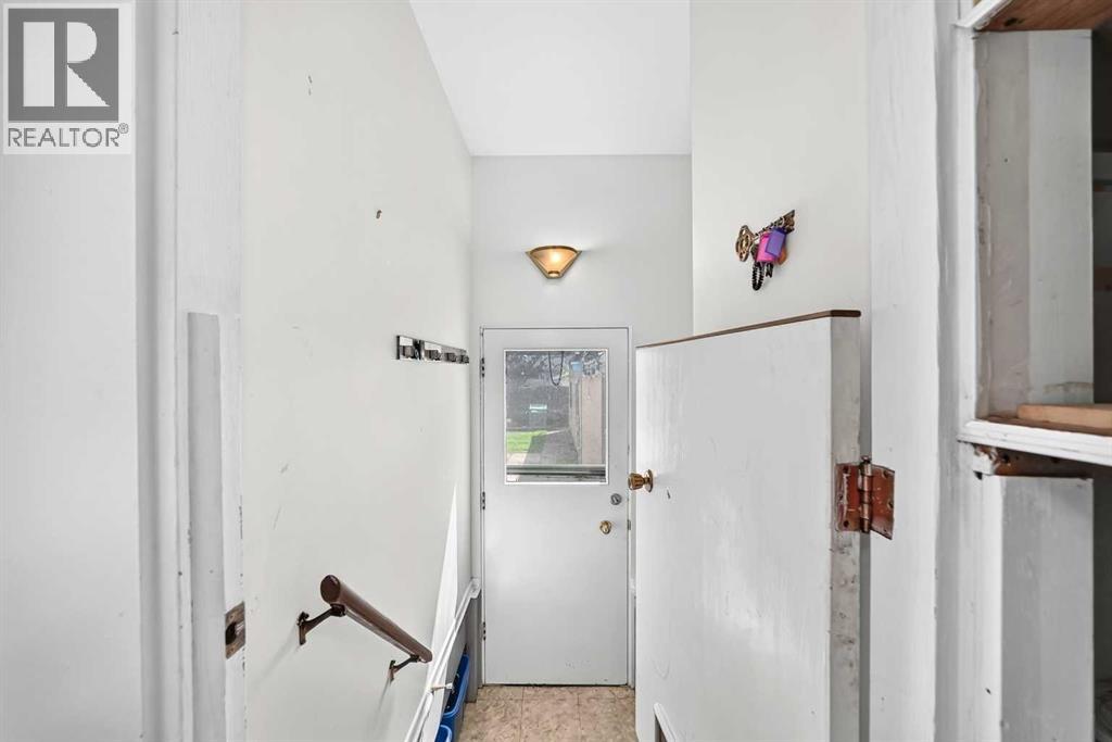 6108 Lloyd Crescent Southwest - Photo 27