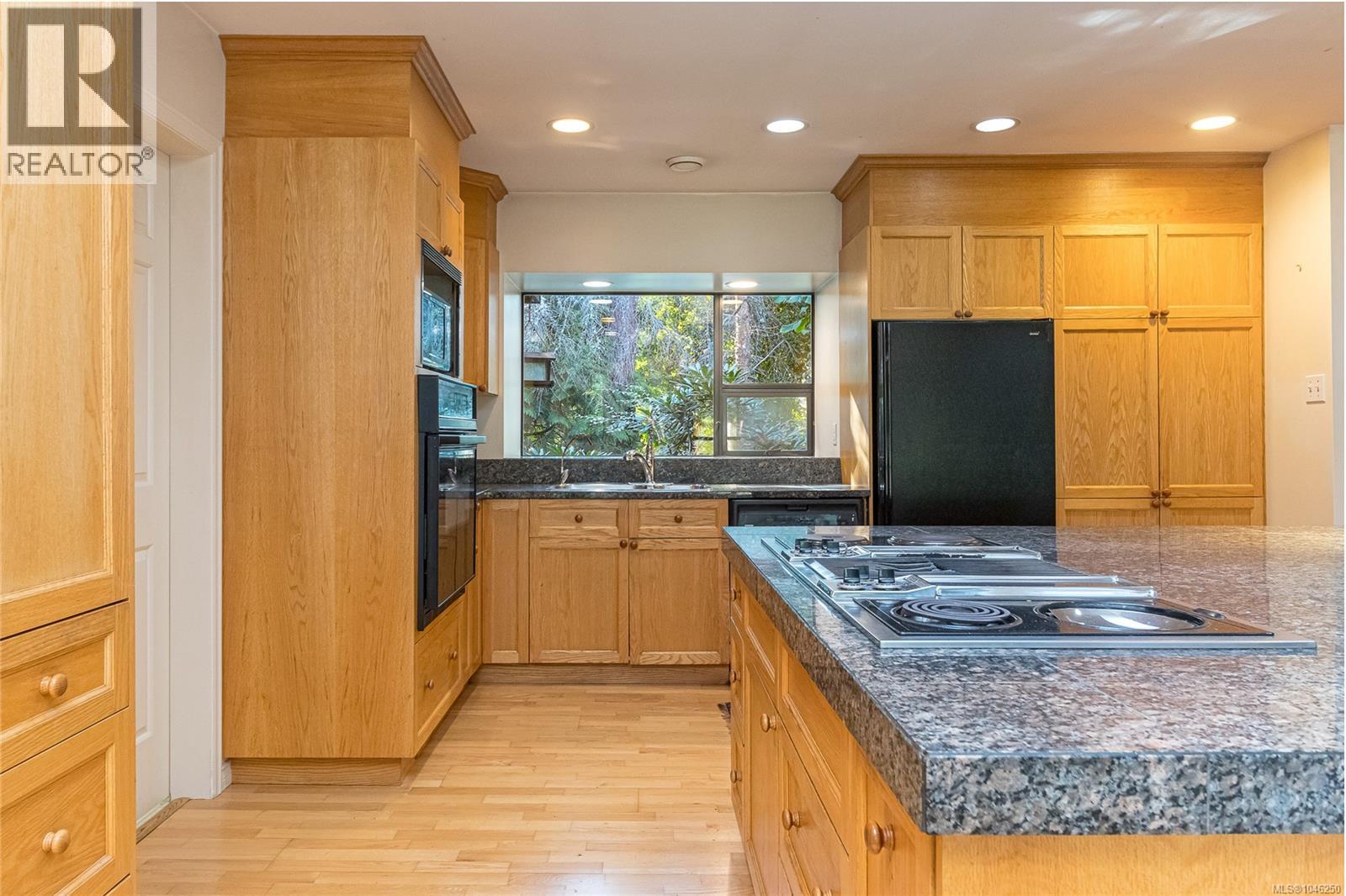 2680 Arbutus Rd - 19