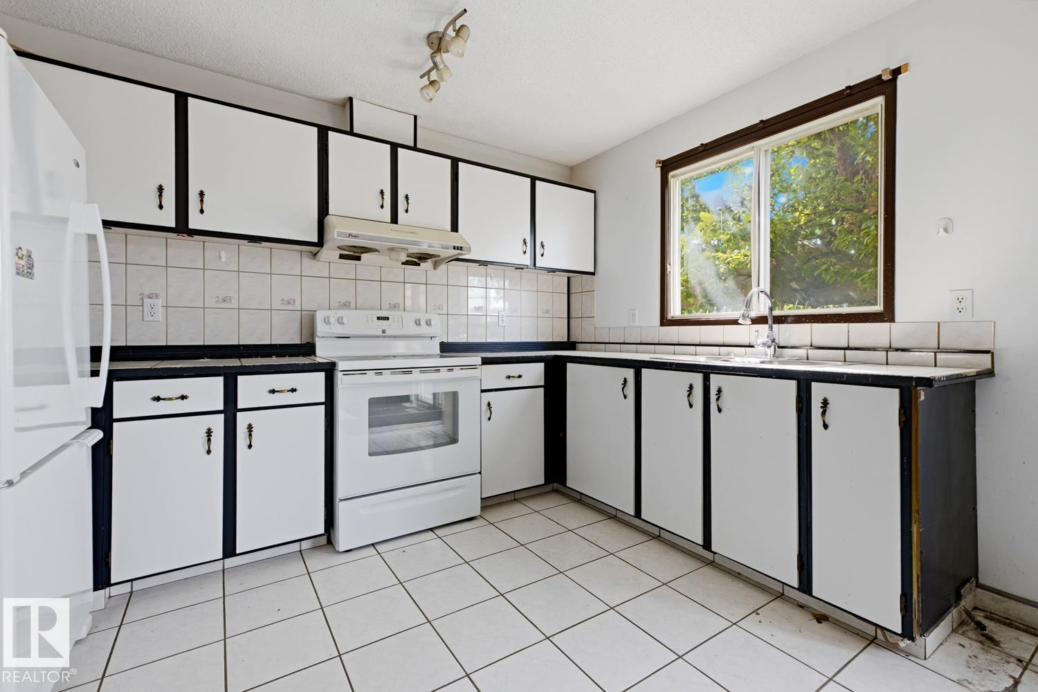3515 43 Avenue NW - Photo 9