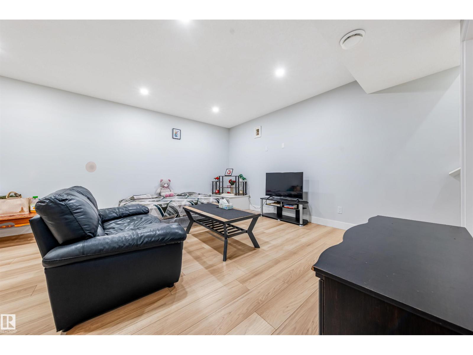 17072 45 ST NW - 67