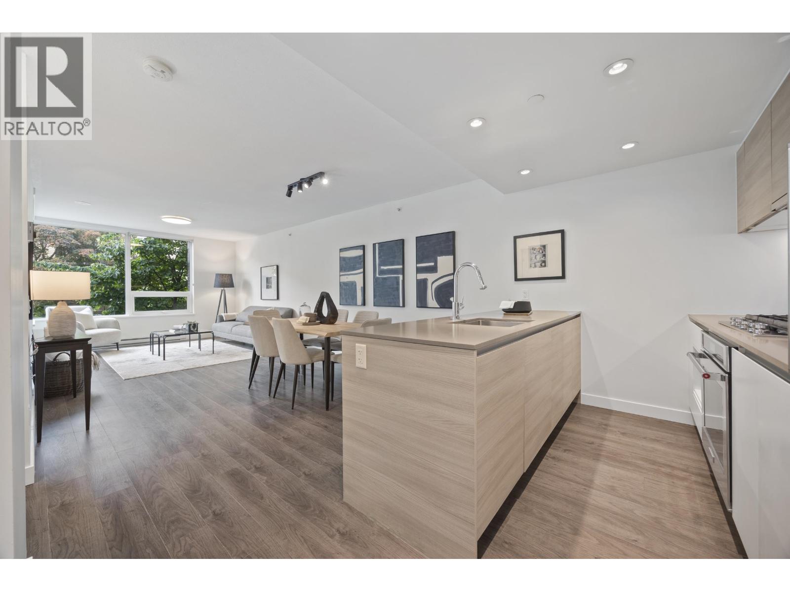 TH2 988 QUAYSIDE DRIVE