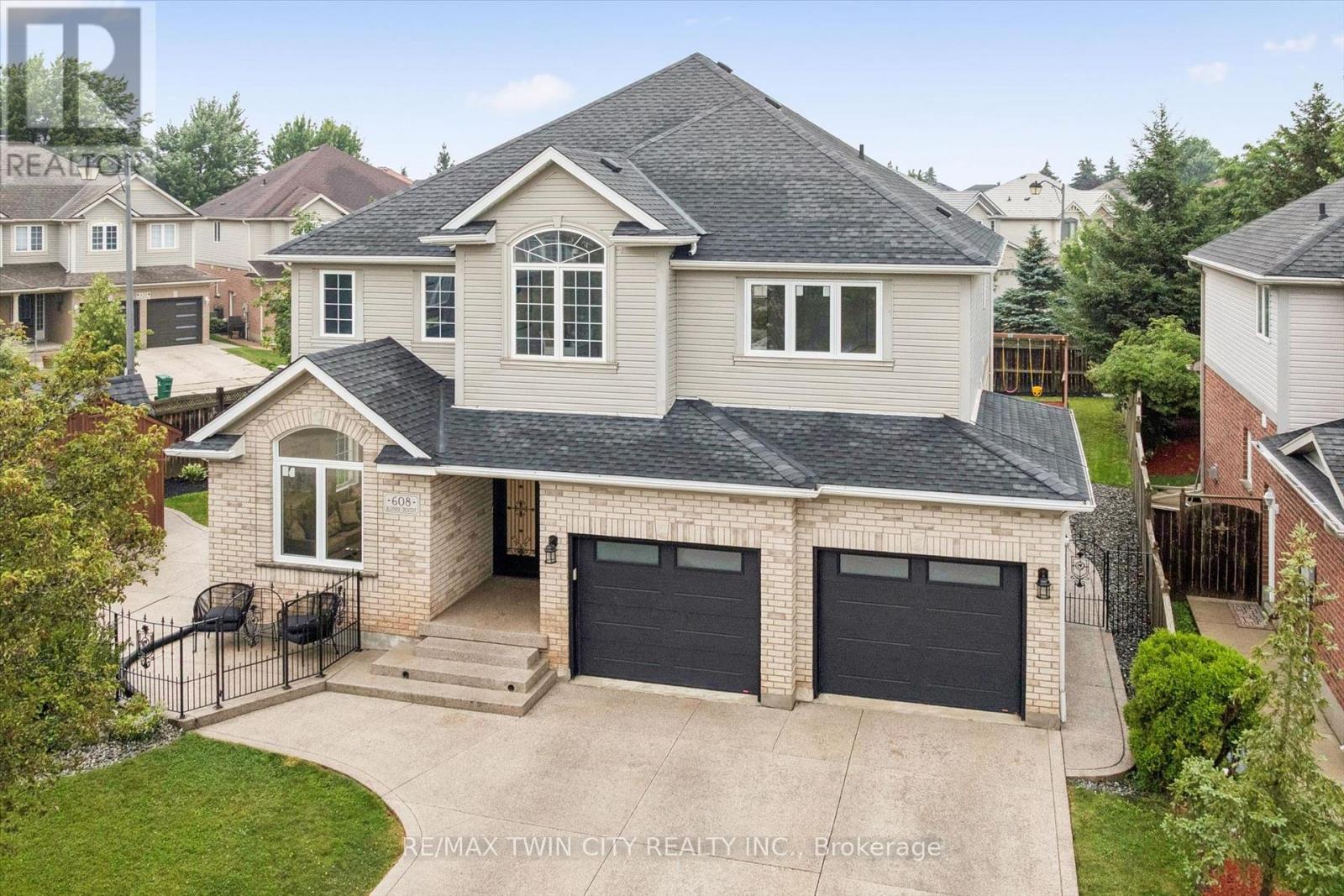 608 BLUENOSE CRESCENT — photo 2