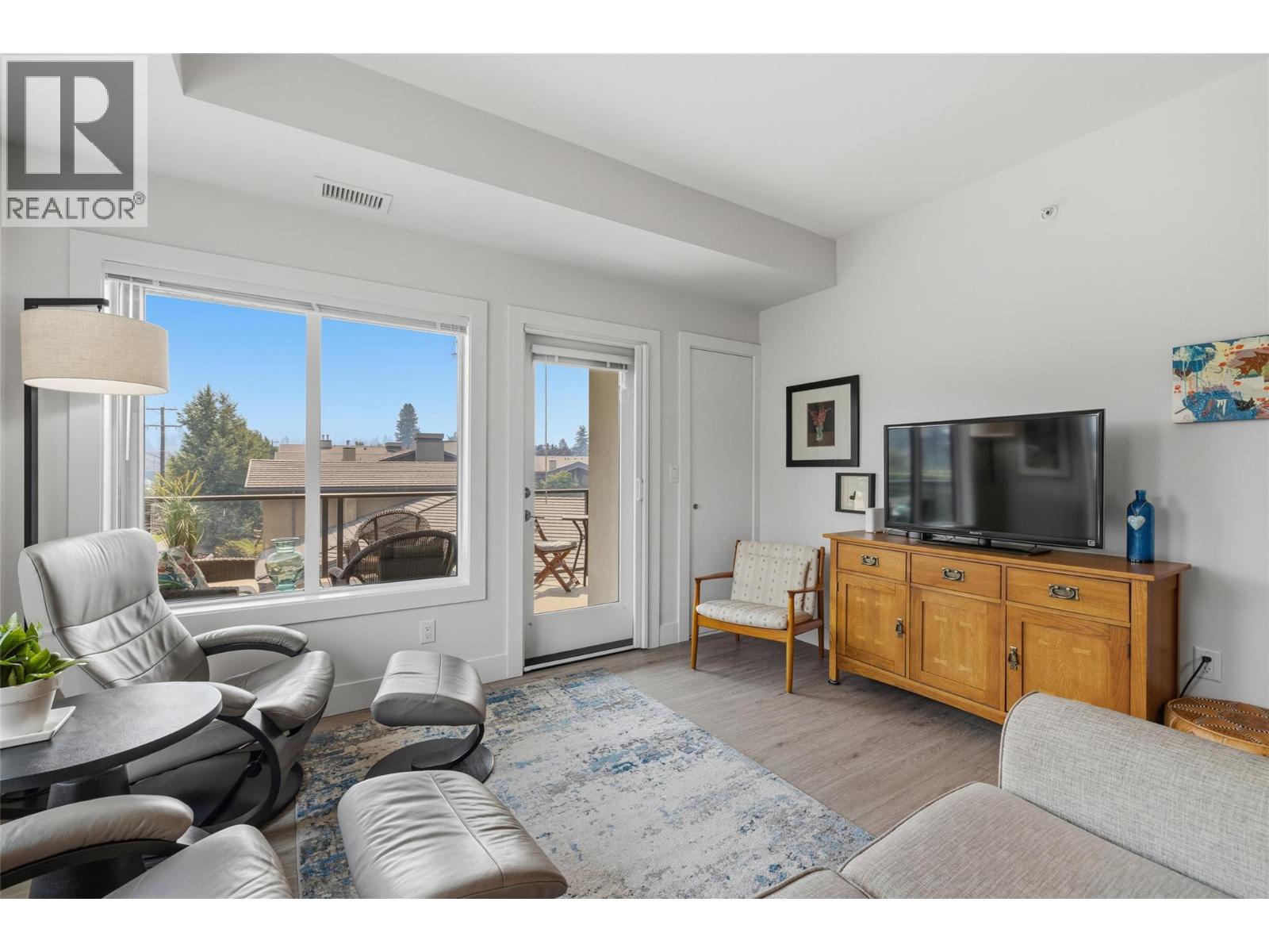 PH21 4380 Lakeshore Road, Kelowna