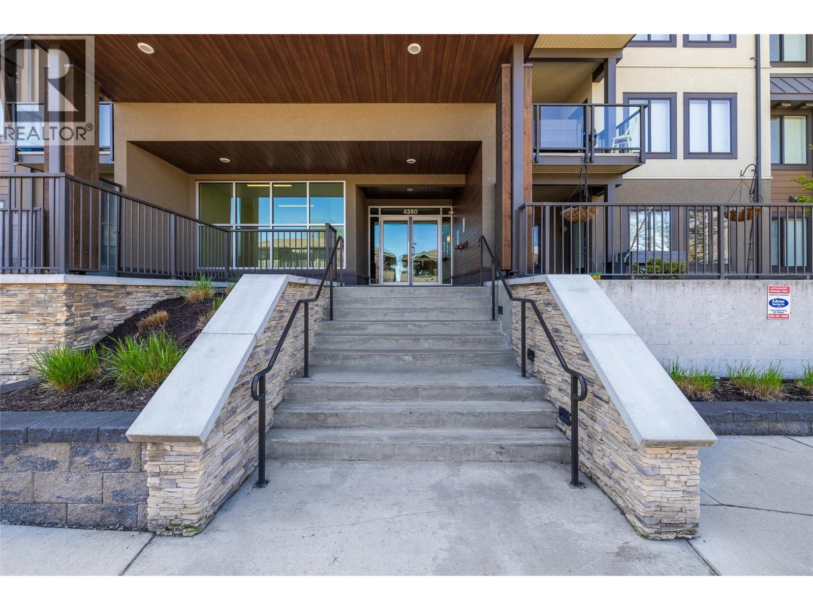 PH21 4380 Lakeshore Road, Kelowna