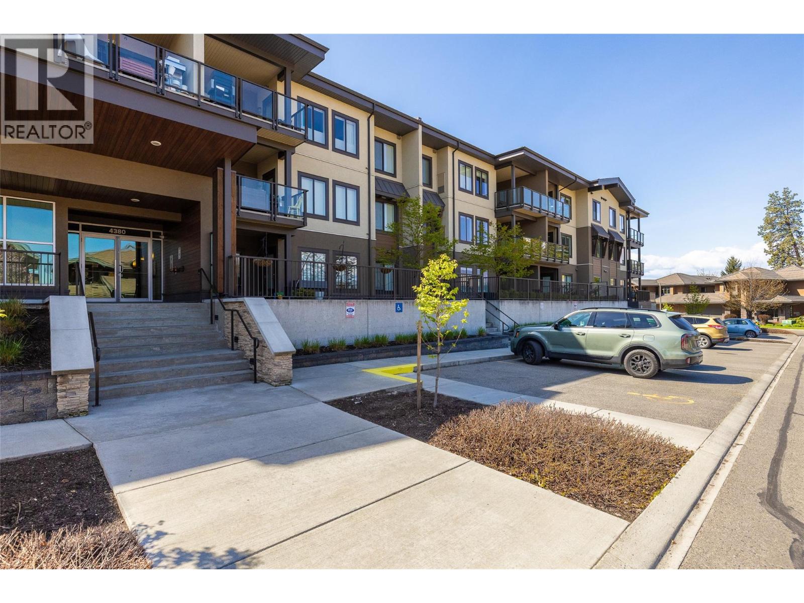 PH21 4380 Lakeshore Road, Kelowna
