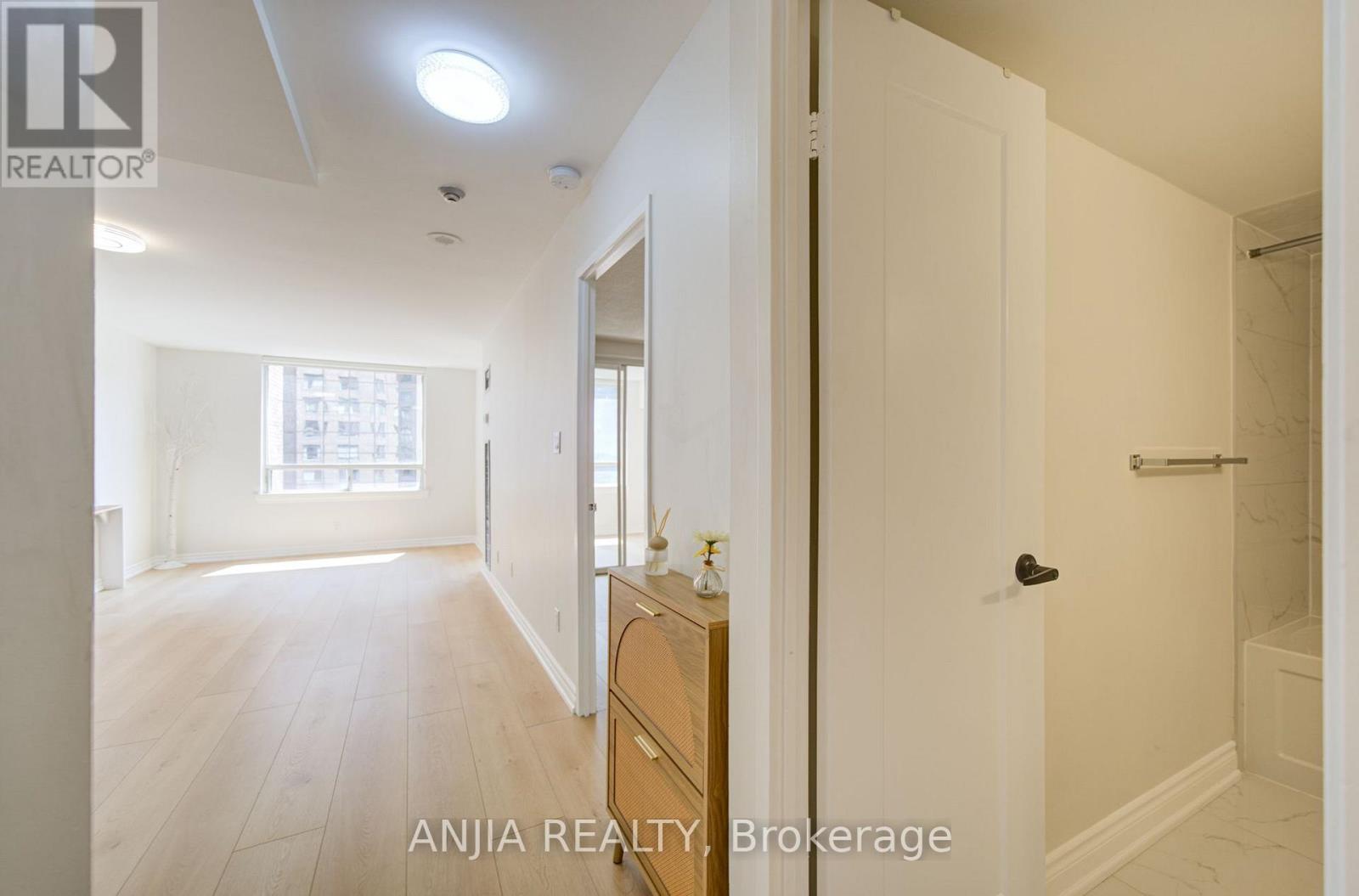 #912 633 BAY STREET - 10