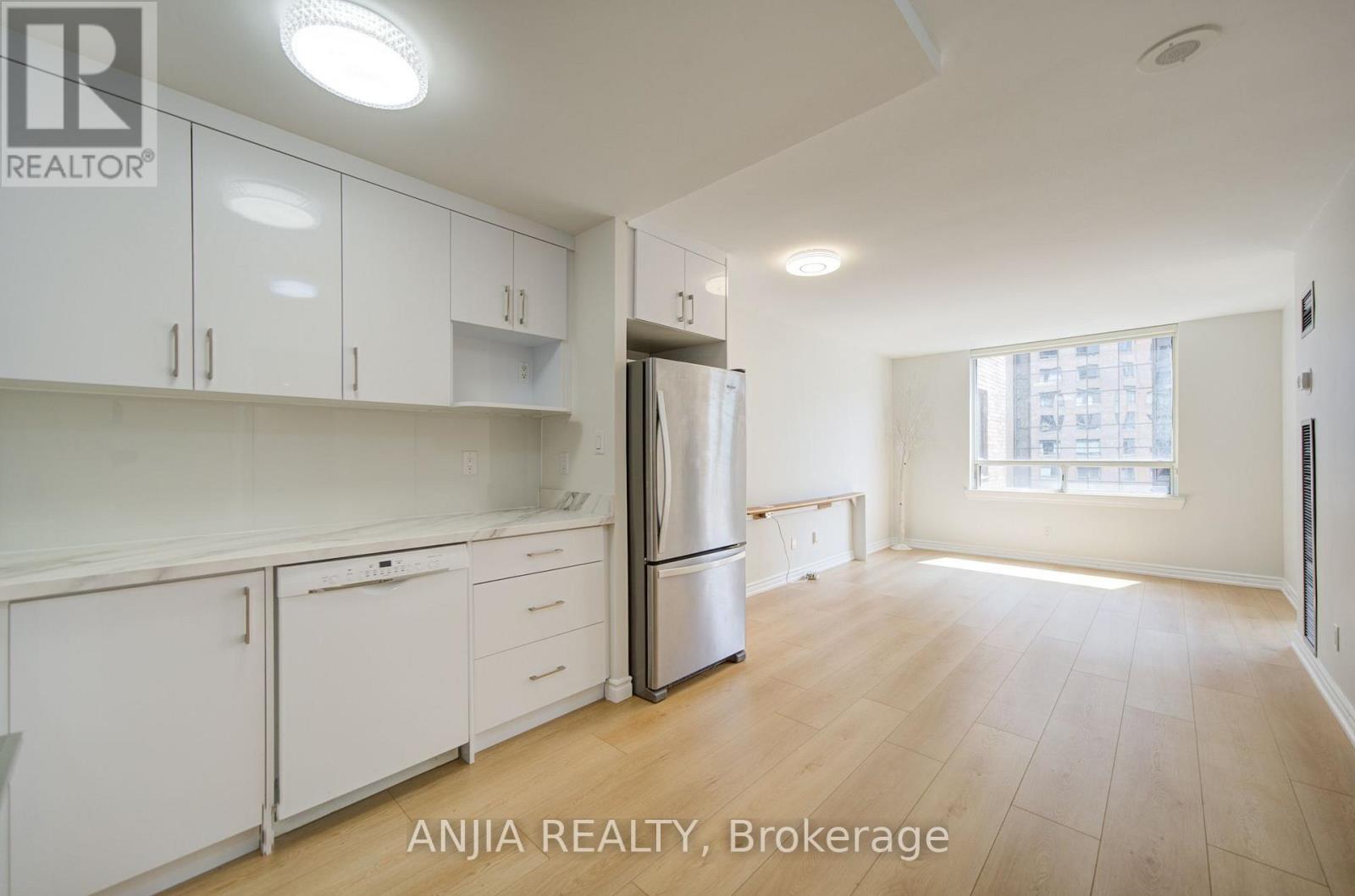 #912 633 BAY STREET - 11
