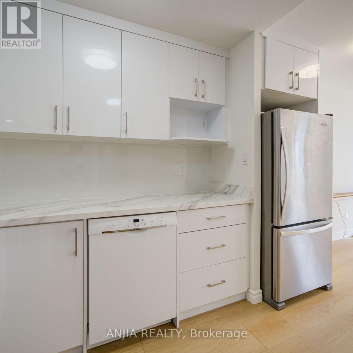 #912 633 BAY STREET - 15