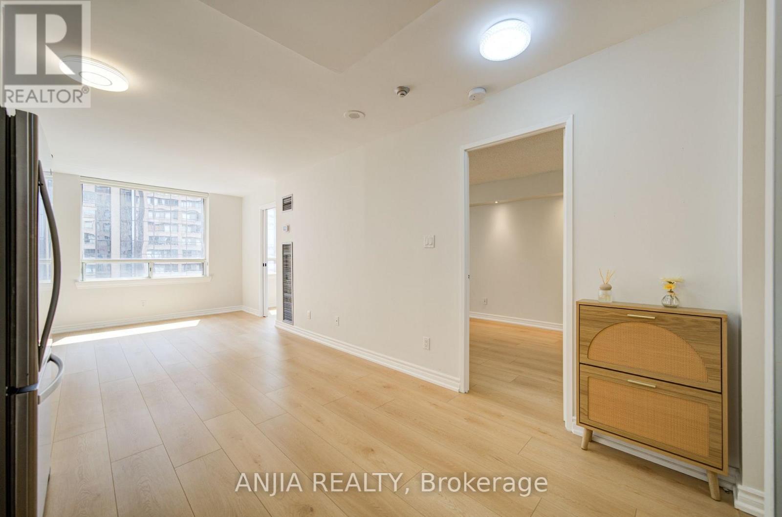#912 633 BAY STREET - 21
