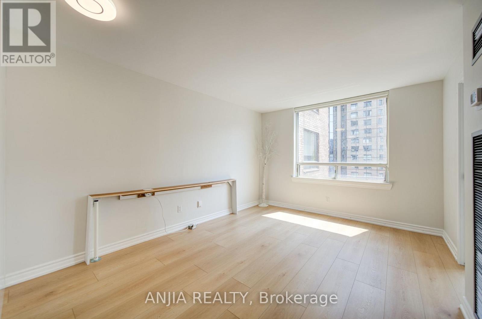 #912 633 BAY STREET - 17