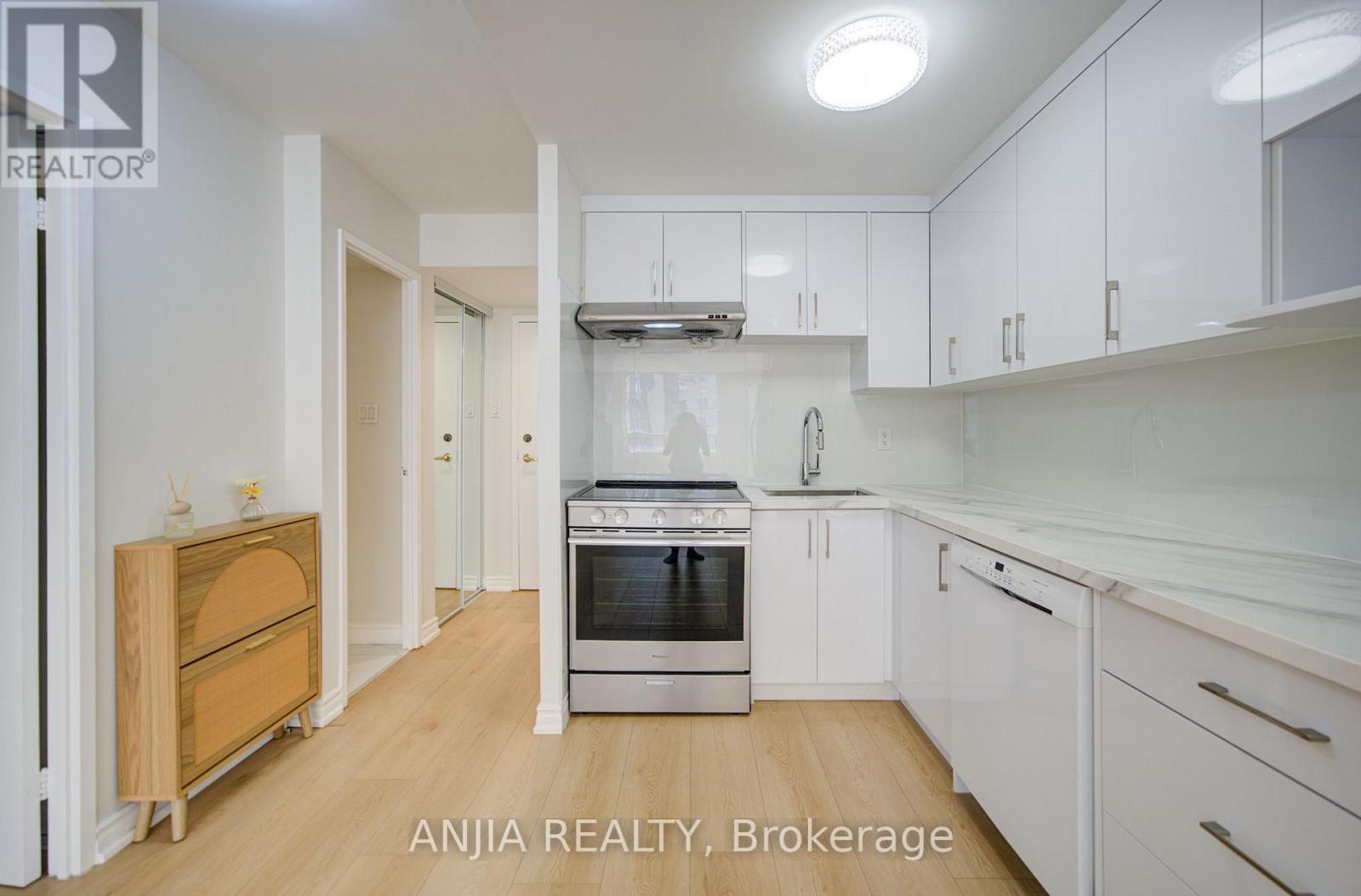 #912 633 BAY STREET - 14