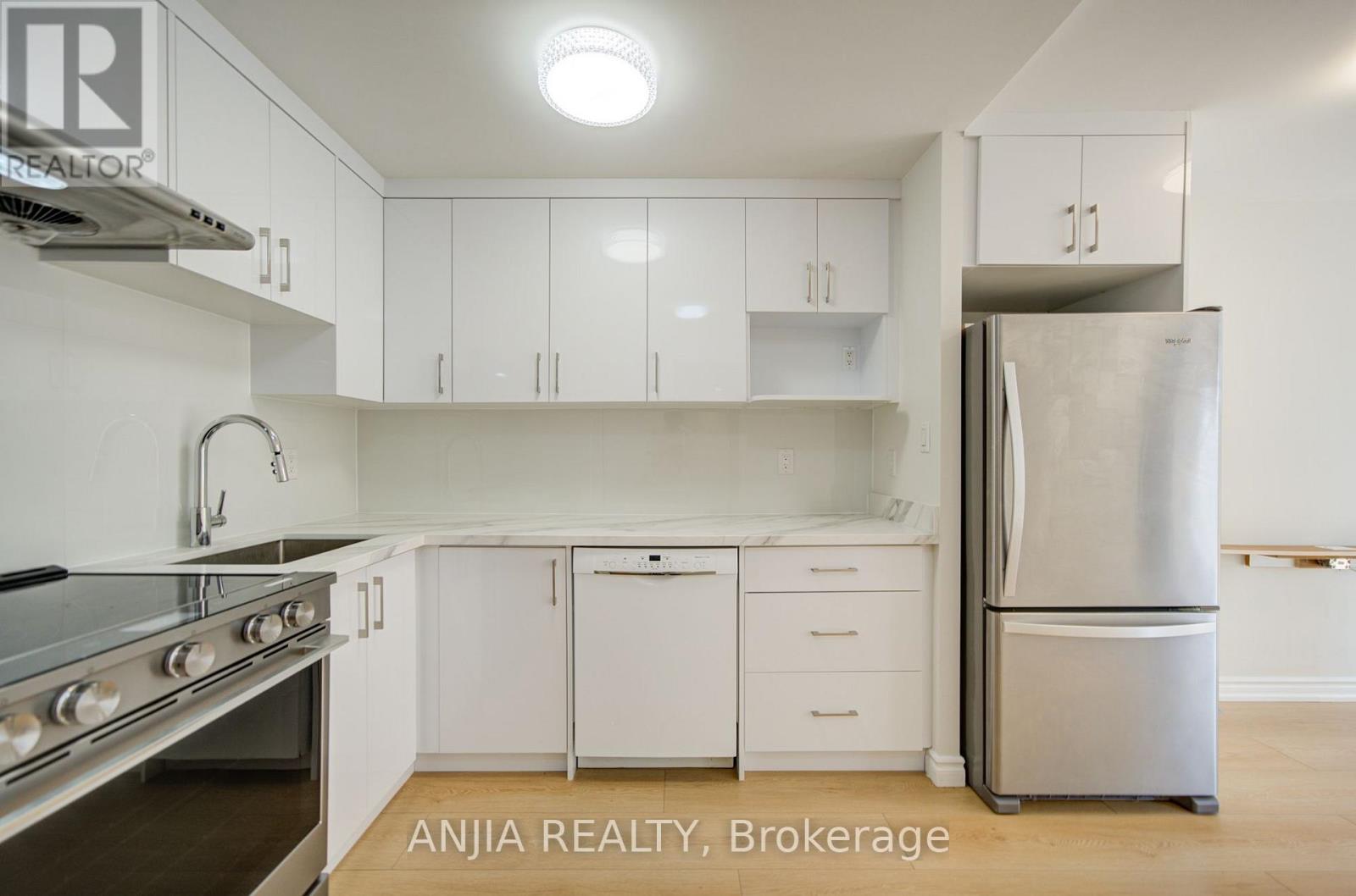 #912 633 BAY STREET - 12