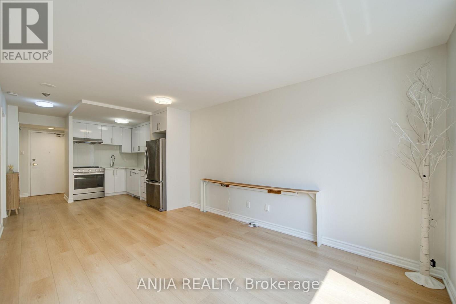 #912 633 BAY STREET - 20