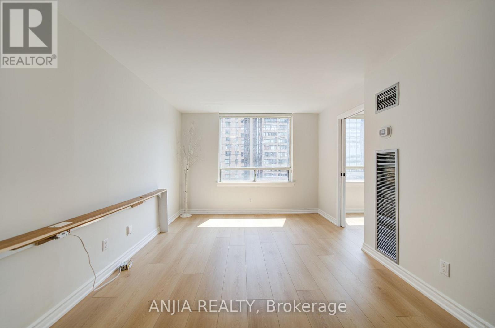 #912 633 BAY STREET - 18