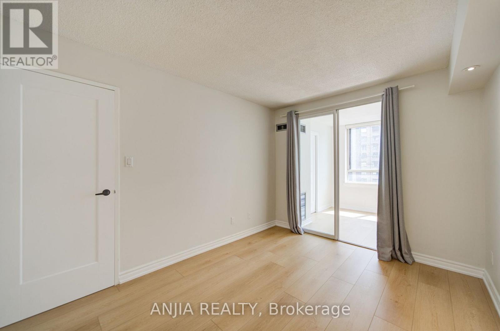 #912 633 BAY STREET - 23