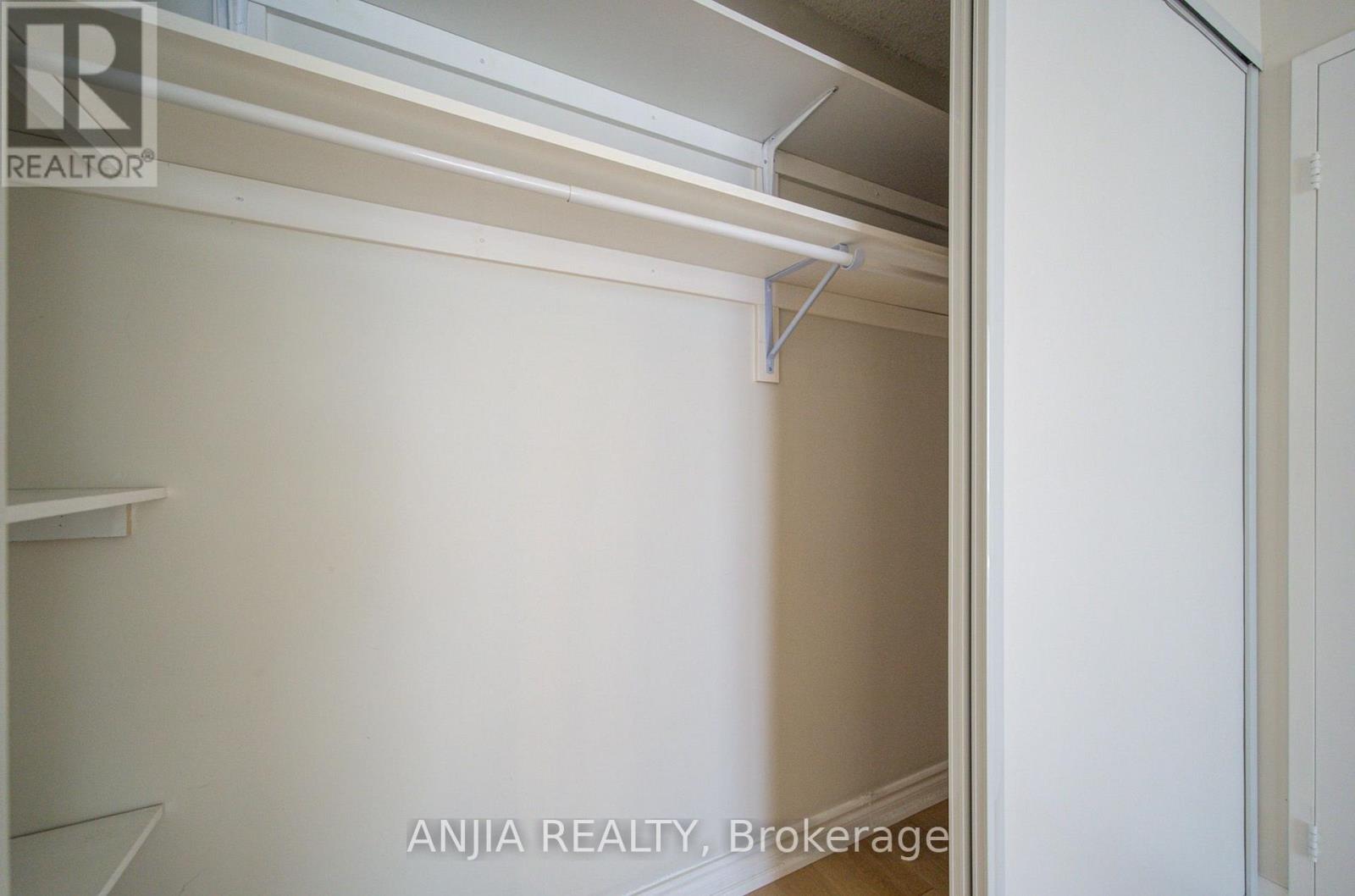 #912 633 BAY STREET - 25