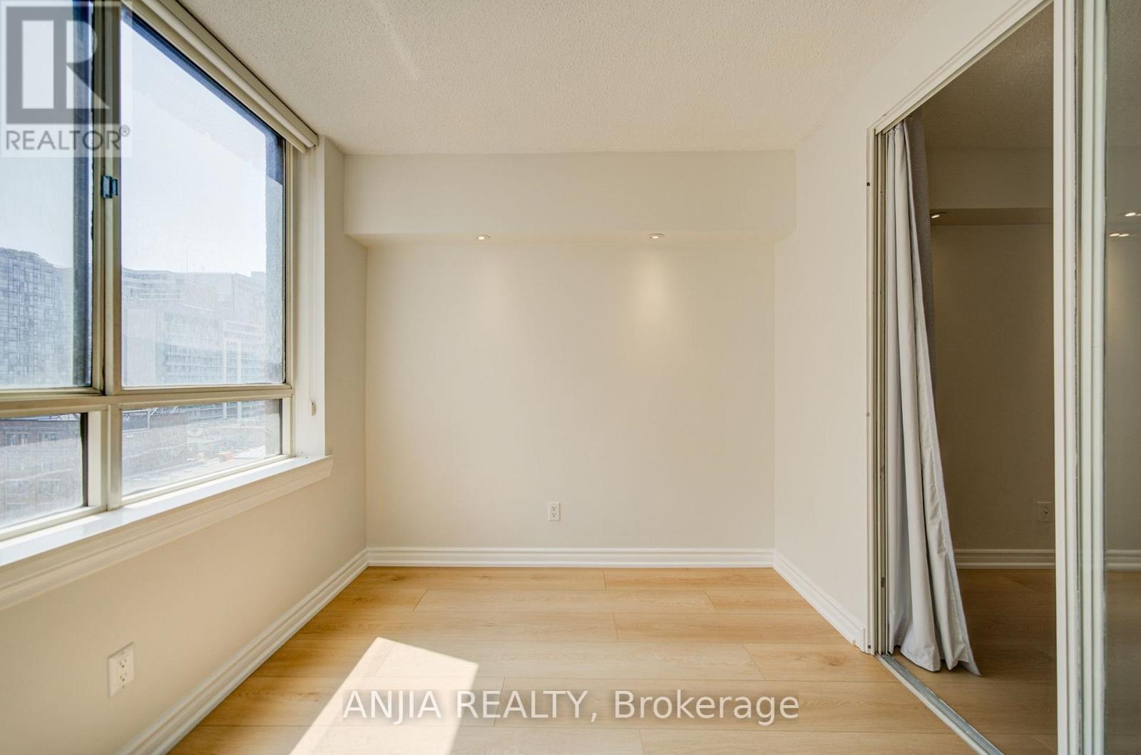 #912 633 BAY STREET - 29