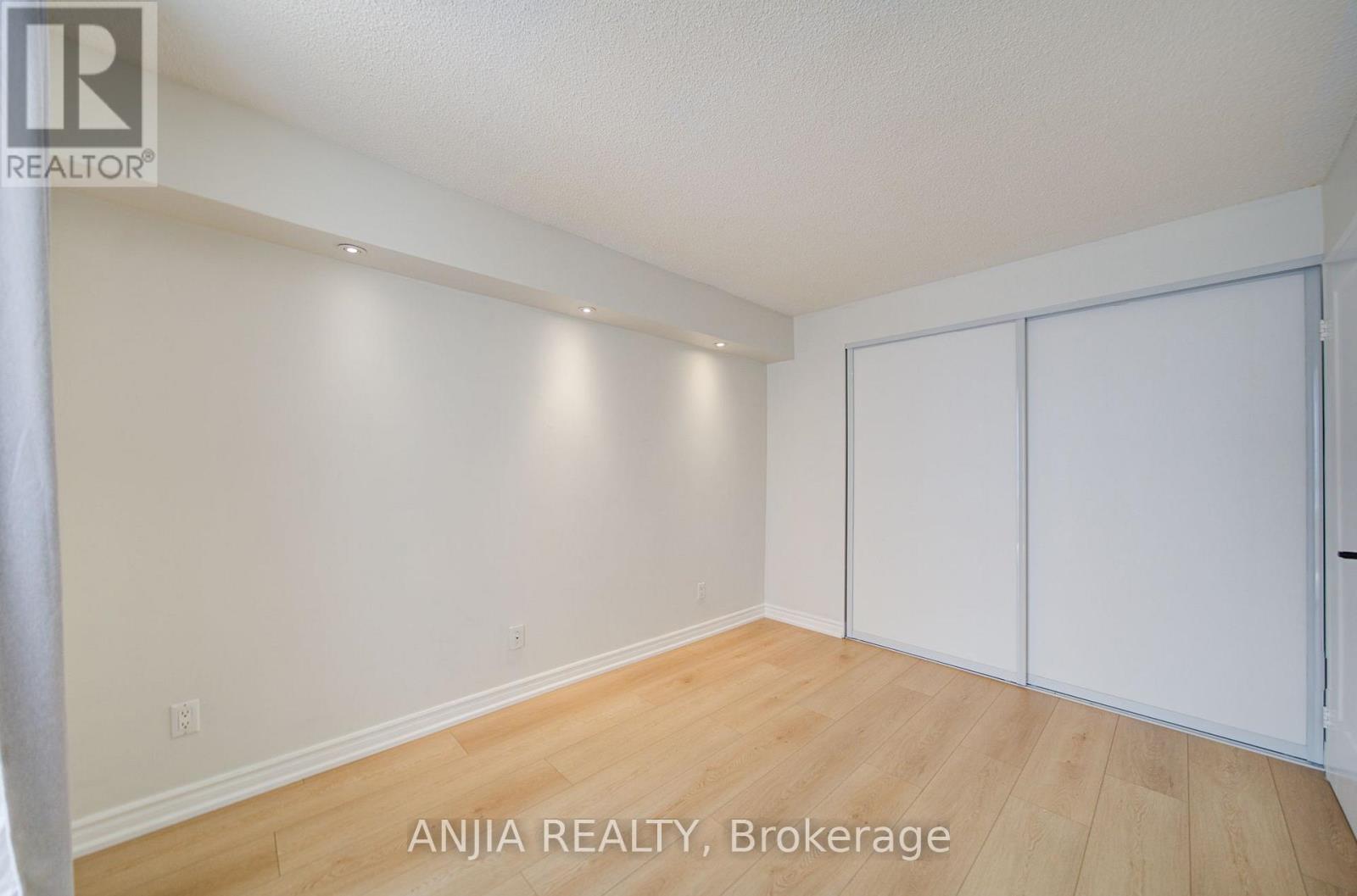 #912 633 BAY STREET - 26