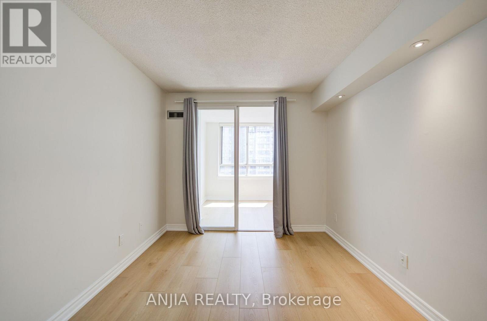 #912 633 BAY STREET - Image 27