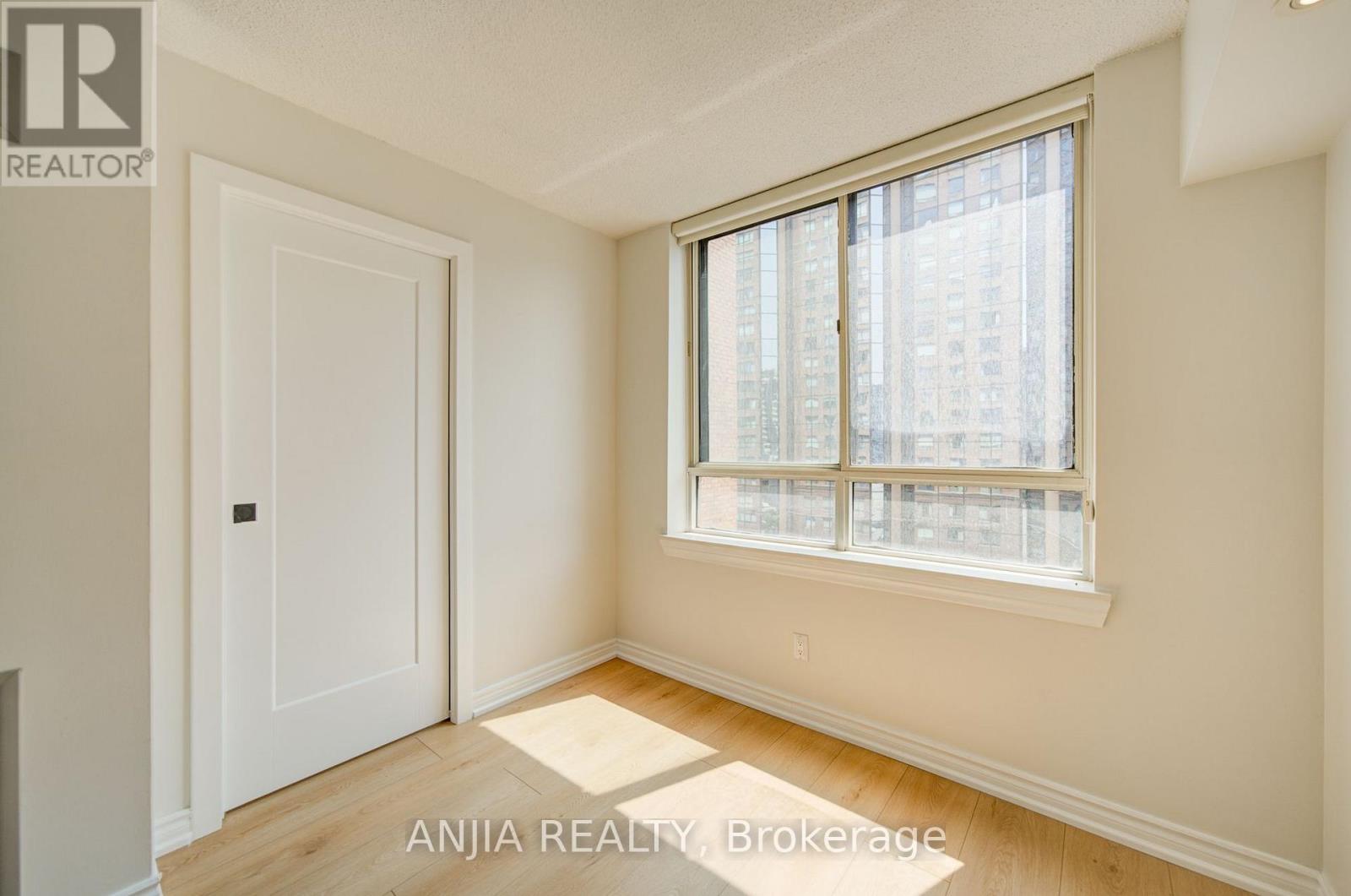 #912 633 BAY STREET - 33